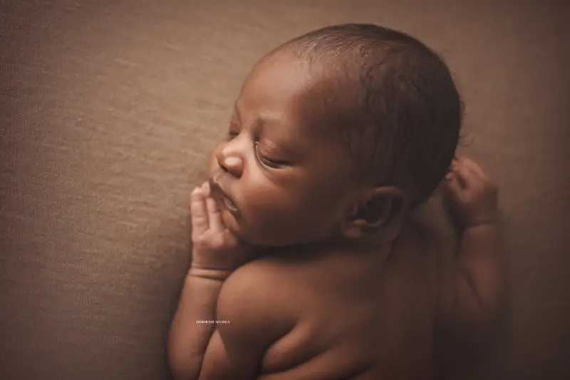 Photo nouveau-né à Orléans, bébé dans ses premiers jours, composition large et naturelle, rendu naturel