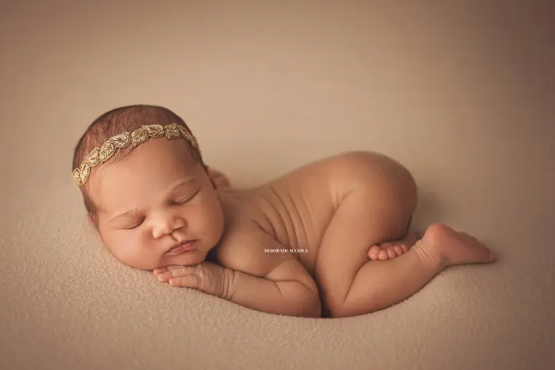 Séance bébé en studio à Orléans : nouveau-né en studio, scène panoramique douce, couleurs douces