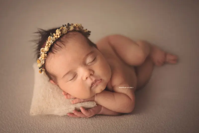 Photo nouveau-né à Orléans, bébé dans ses premiers jours, composition large et naturelle, rendu naturel