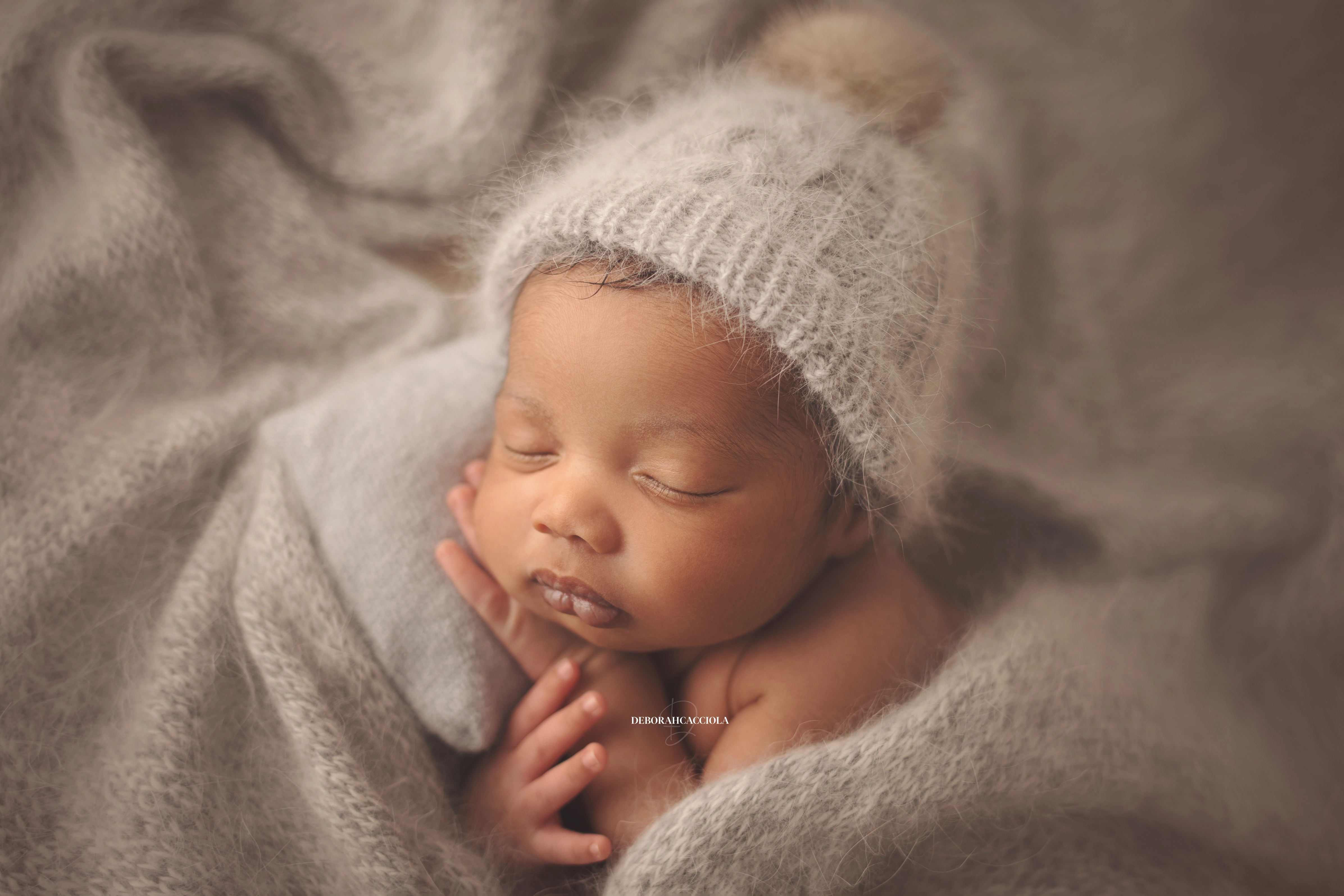 Photo nouveau-né à Orléans, bébé dans ses premiers jours, composition large et naturelle, couleurs douces