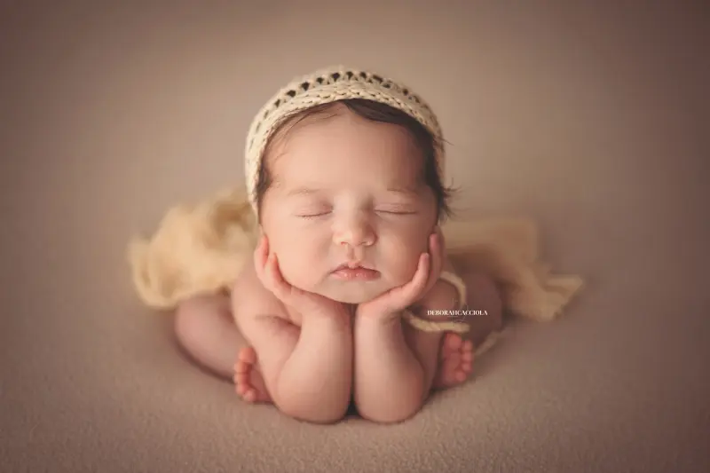 Portrait nouveau-né Orléans : nouveau-né en studio, scène panoramique douce, couleurs douces