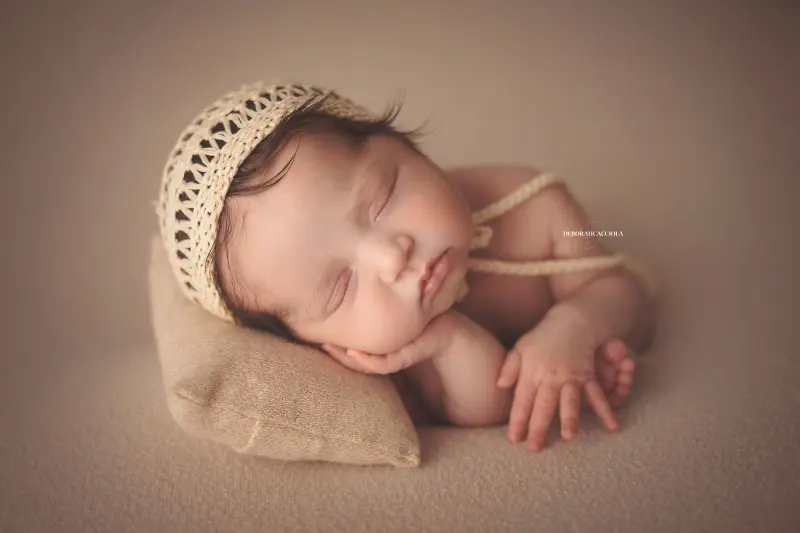 Portrait nouveau-né à Orléans : instant tendre avec bébé, plan large harmonieux, couleurs équilibrées