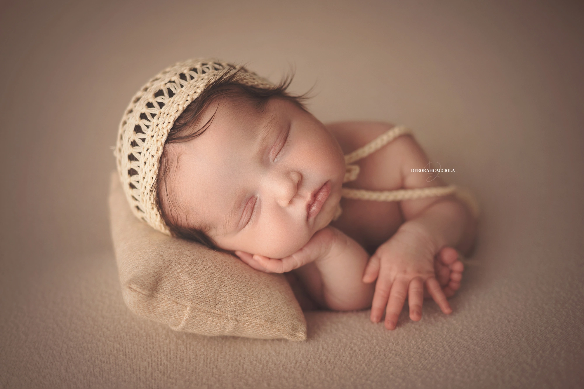 Portrait nouveau-né à Orléans : instant tendre avec bébé, plan large harmonieux, couleurs équilibrées