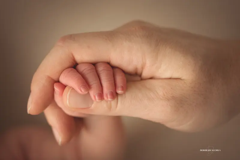 Photo nouveau-né à Orléans, bébé dans ses premiers jours, composition large et naturelle, couleurs équilibrées