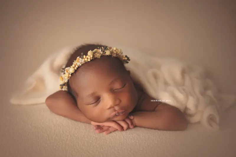 Séance bébé en studio à Orléans : nouveau-né en studio, scène panoramique douce, tonalités naturelles