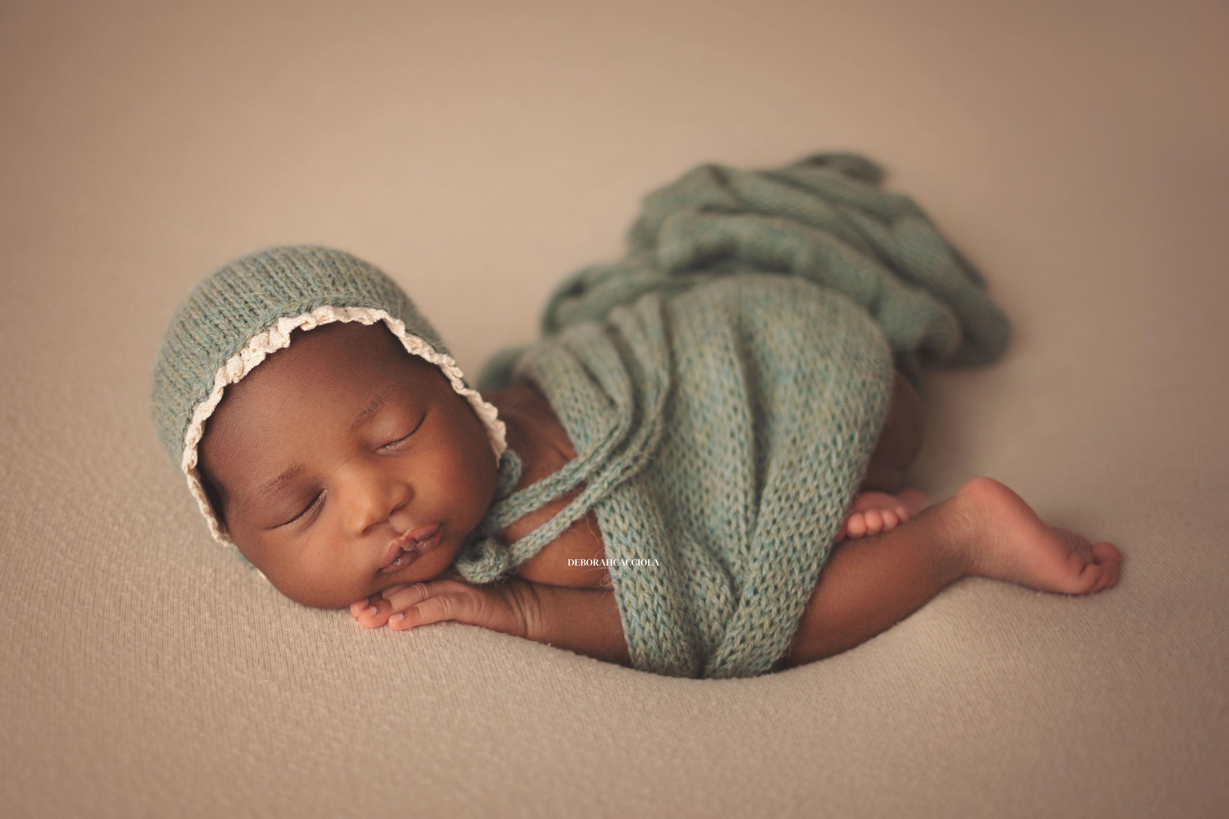 Photo nouveau-né studio Orléans : nouveau-né en studio, scène panoramique douce, couleurs douces