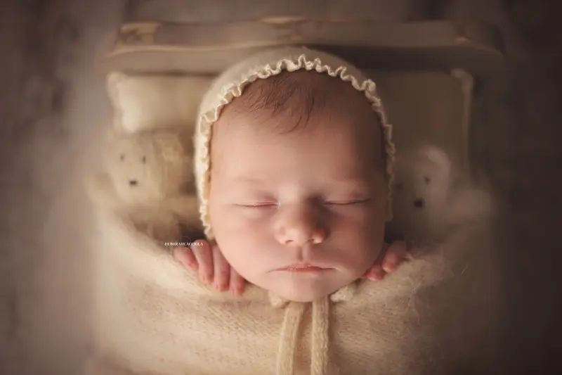 Séance bébé à Orléans - bébé dans ses premiers jours, composition large et naturelle, couleurs équilibrées