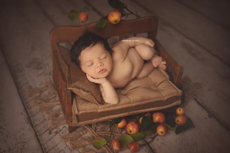 Séance bébé à Orléans - bébé dans ses premiers jours, composition large et naturelle, palette claire