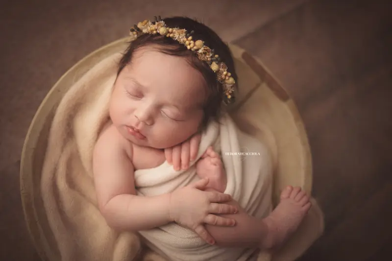 Séance bébé en studio à Orléans : nouveau-né en studio, scène panoramique douce, tonalités naturelles