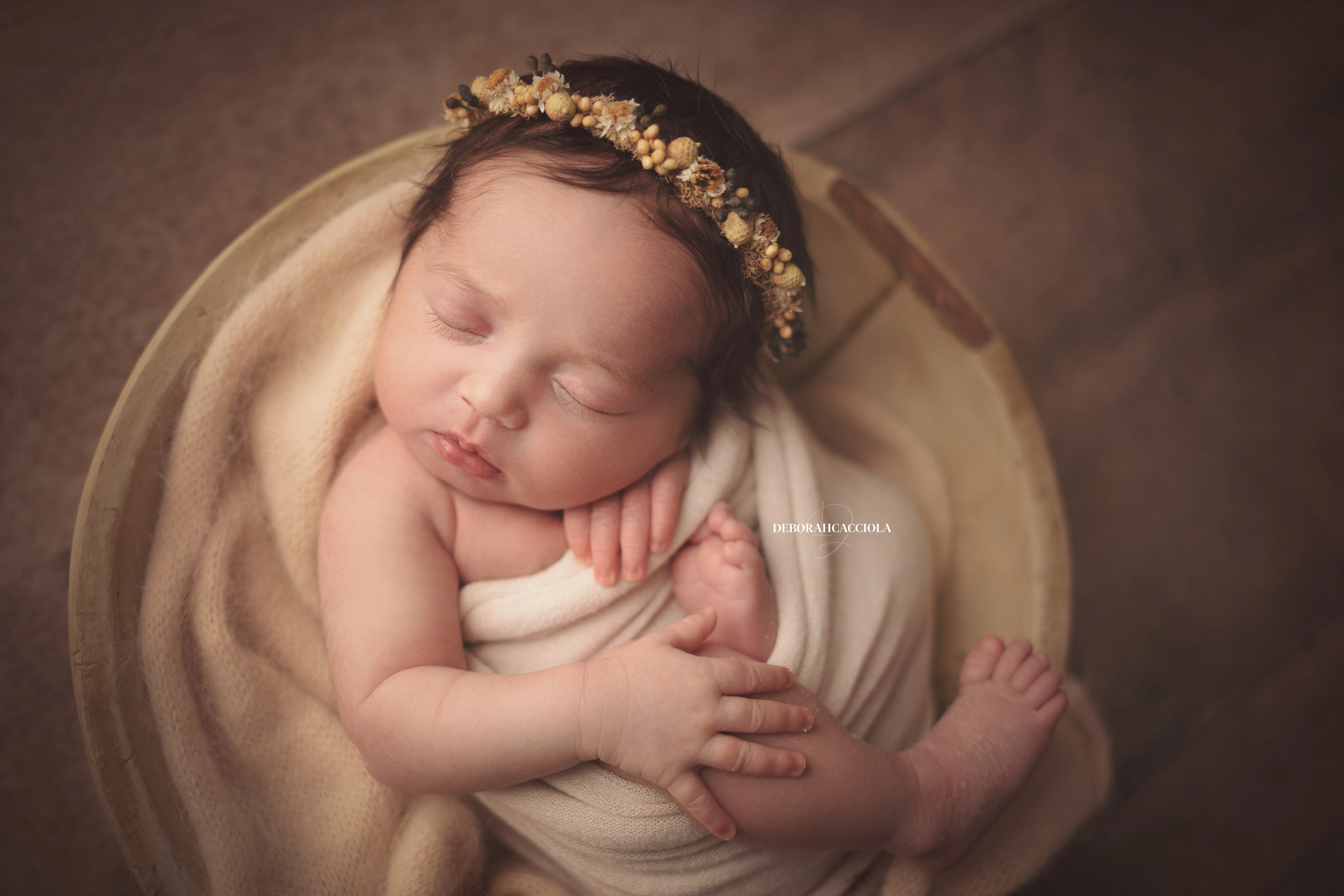 Séance bébé en studio à Orléans : nouveau-né en studio, scène panoramique douce, tonalités naturelles