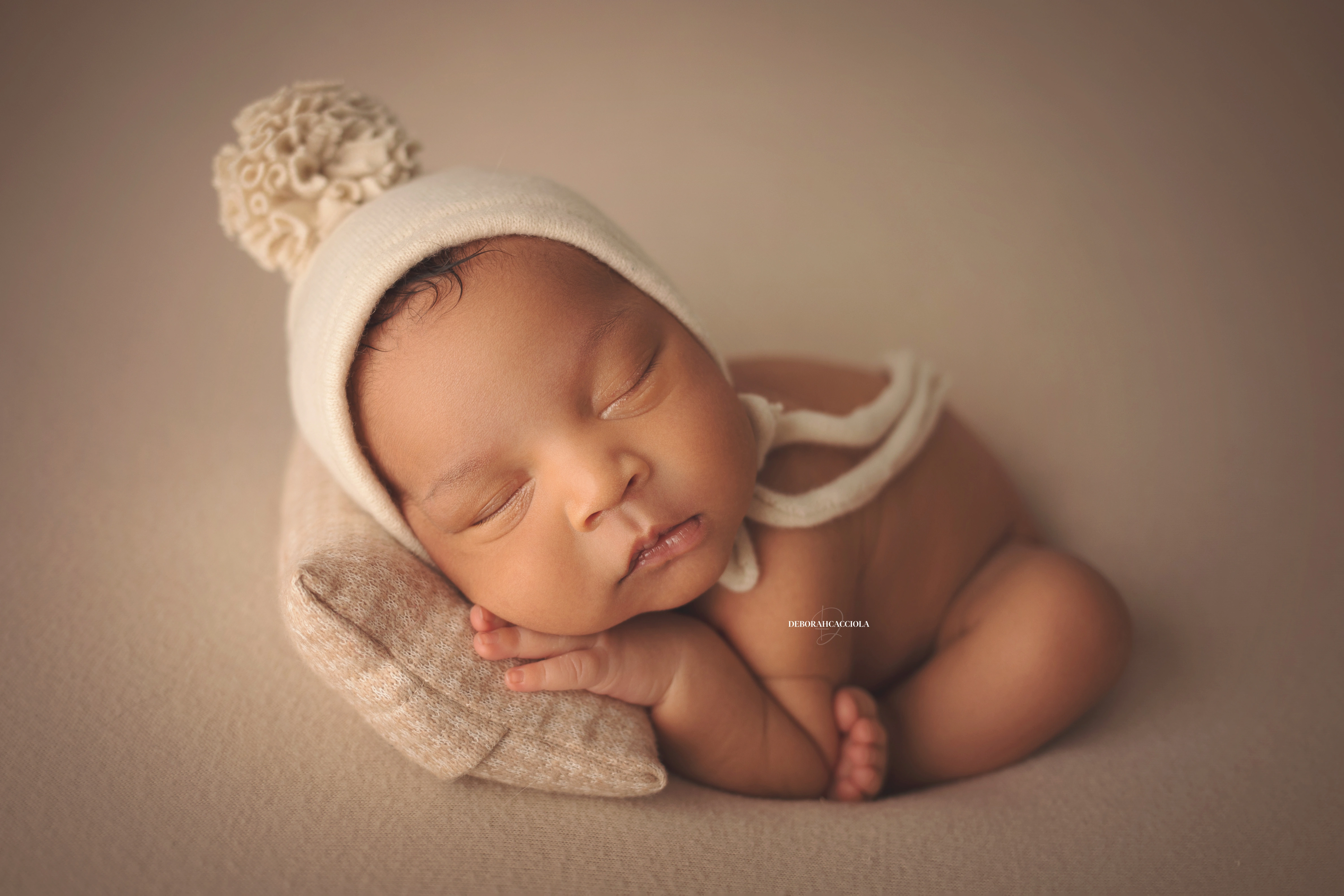 Portrait nouveau-né Orléans : nouveau-né en studio, scène panoramique douce, couleurs équilibrées