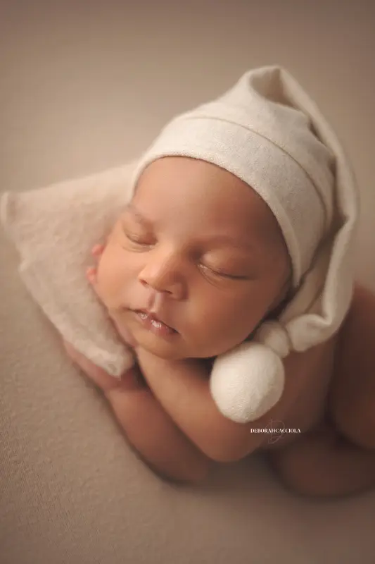 Séance bébé à Orléans - bébé dans ses premiers jours, plan vertical naturel, palette claire