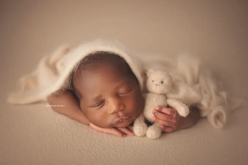 Photo nouveau-né à Orléans, instant tendre avec bébé, plan large harmonieux, couleurs équilibrées
