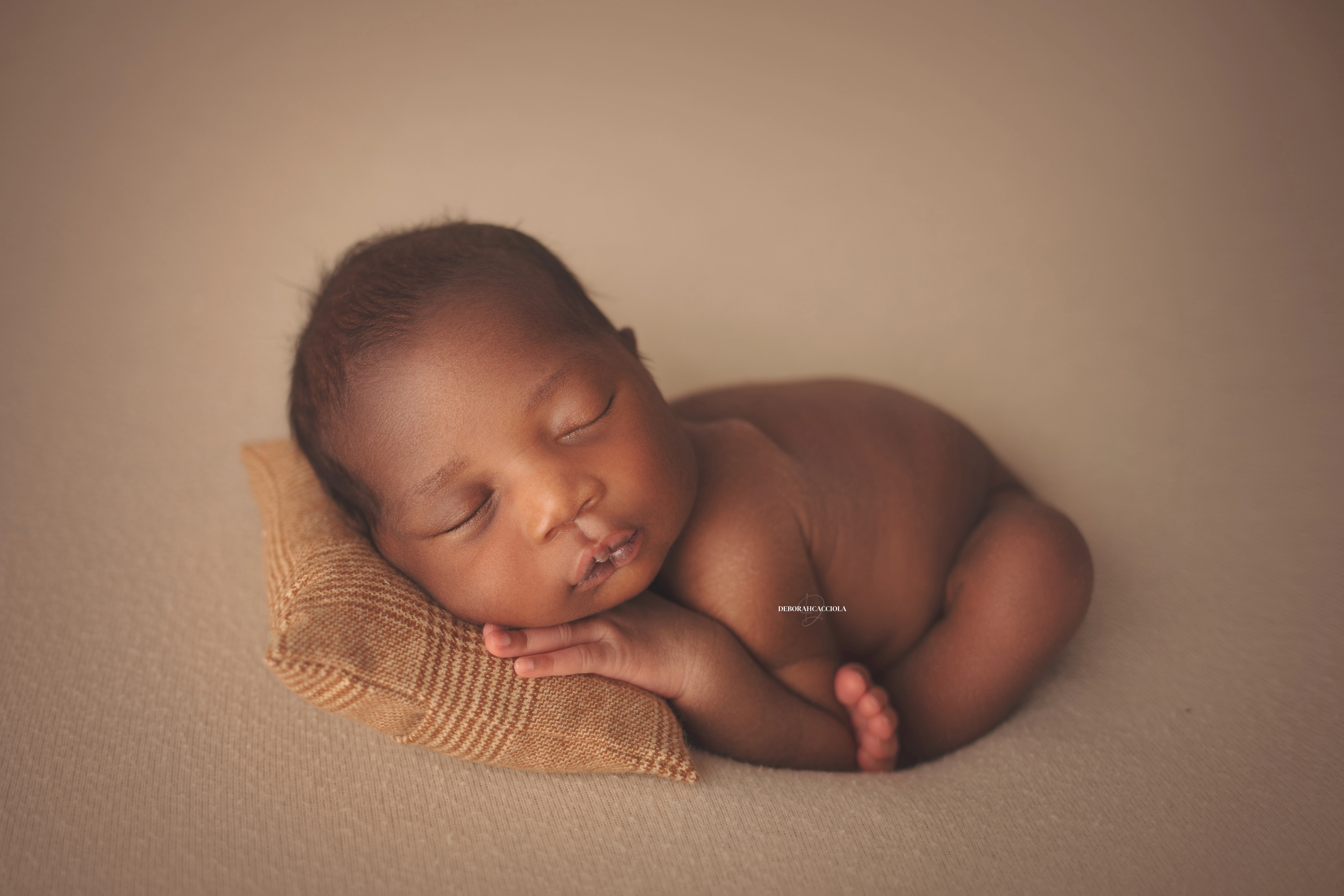 Photo nouveau-né studio Orléans : nouveau-né en studio, scène panoramique douce, couleurs douces