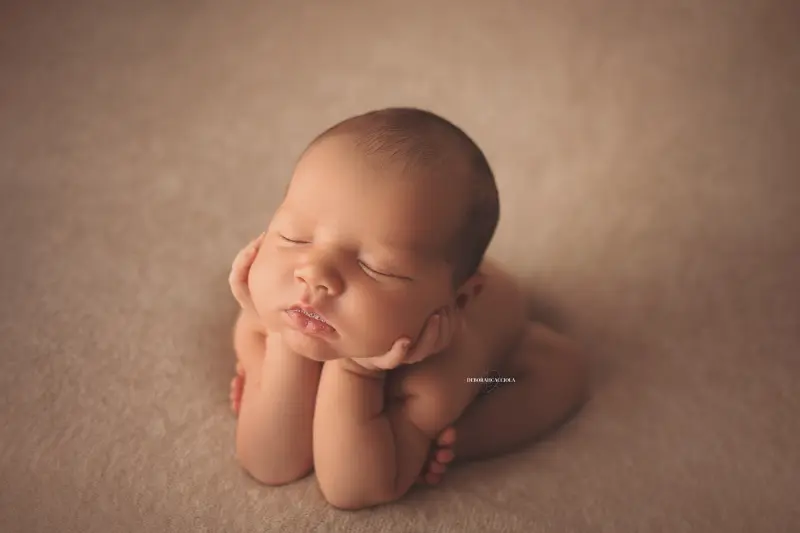 Séance bébé à Orléans - bébé dans ses premiers jours, composition large et naturelle, couleurs équilibrées