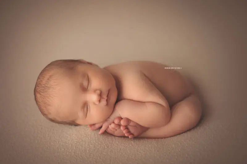 Portrait nouveau-né Orléans : nouveau-né en studio, scène panoramique douce, rendu naturel