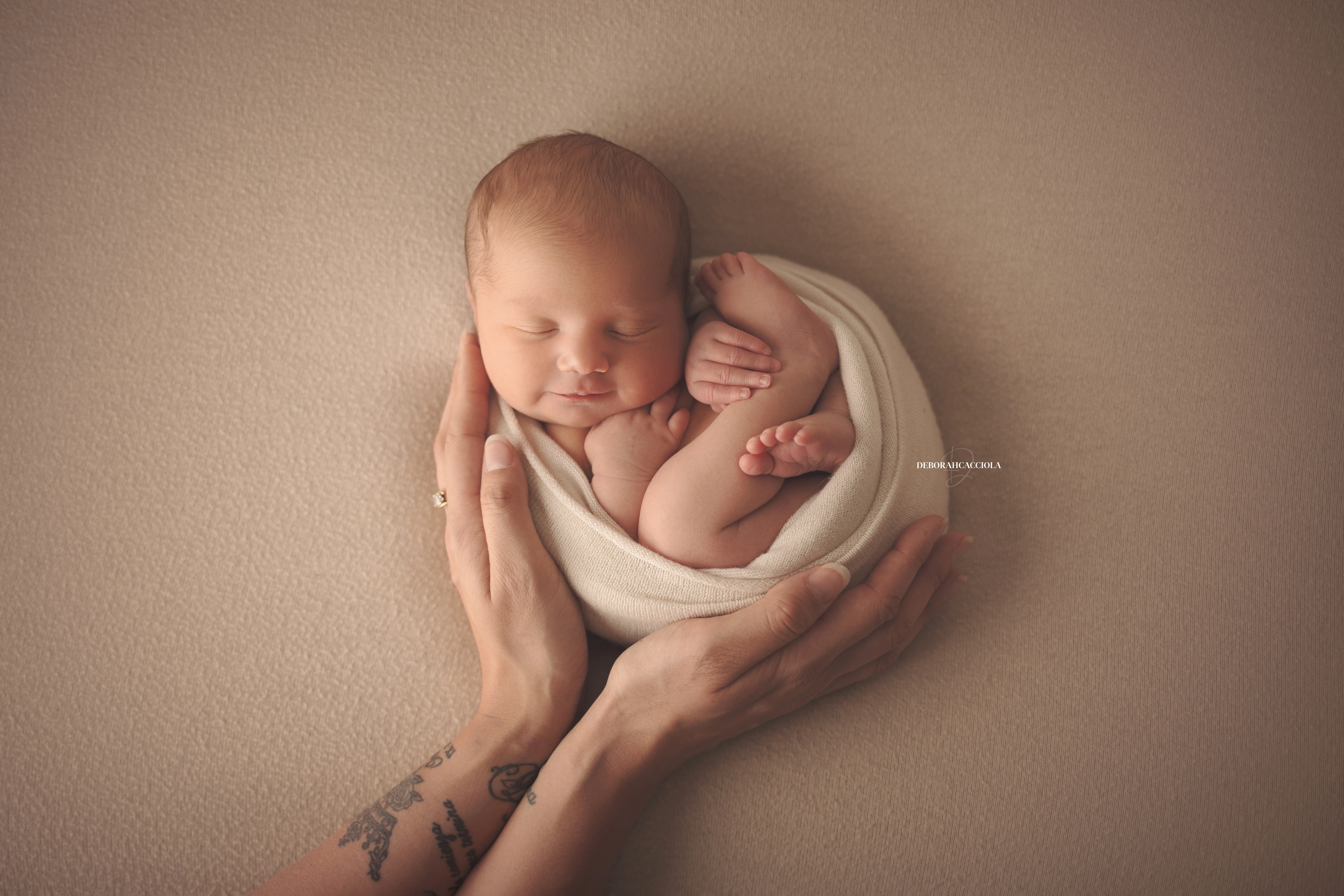 Photo nouveau-né à Orléans, instant tendre avec bébé, plan large harmonieux, couleurs douces