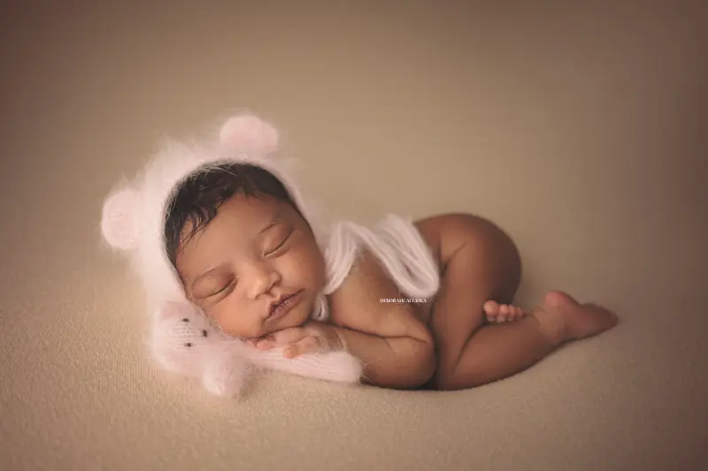 Séance bébé en studio à Orléans : portrait délicat de bébé, cadrage horizontal équilibré, tonalités naturelles