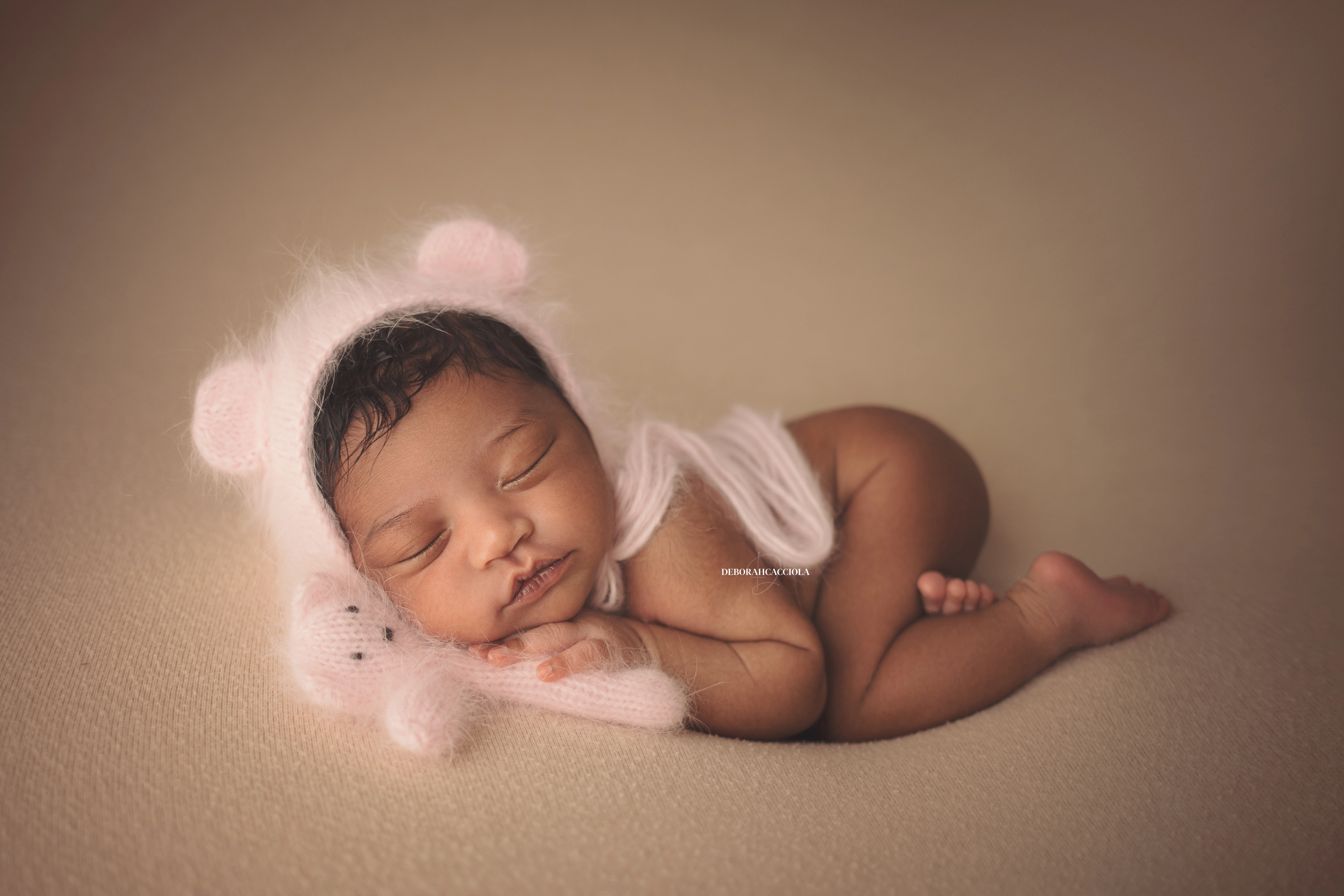 Séance bébé en studio à Orléans : portrait délicat de bébé, cadrage horizontal équilibré, tonalités naturelles
