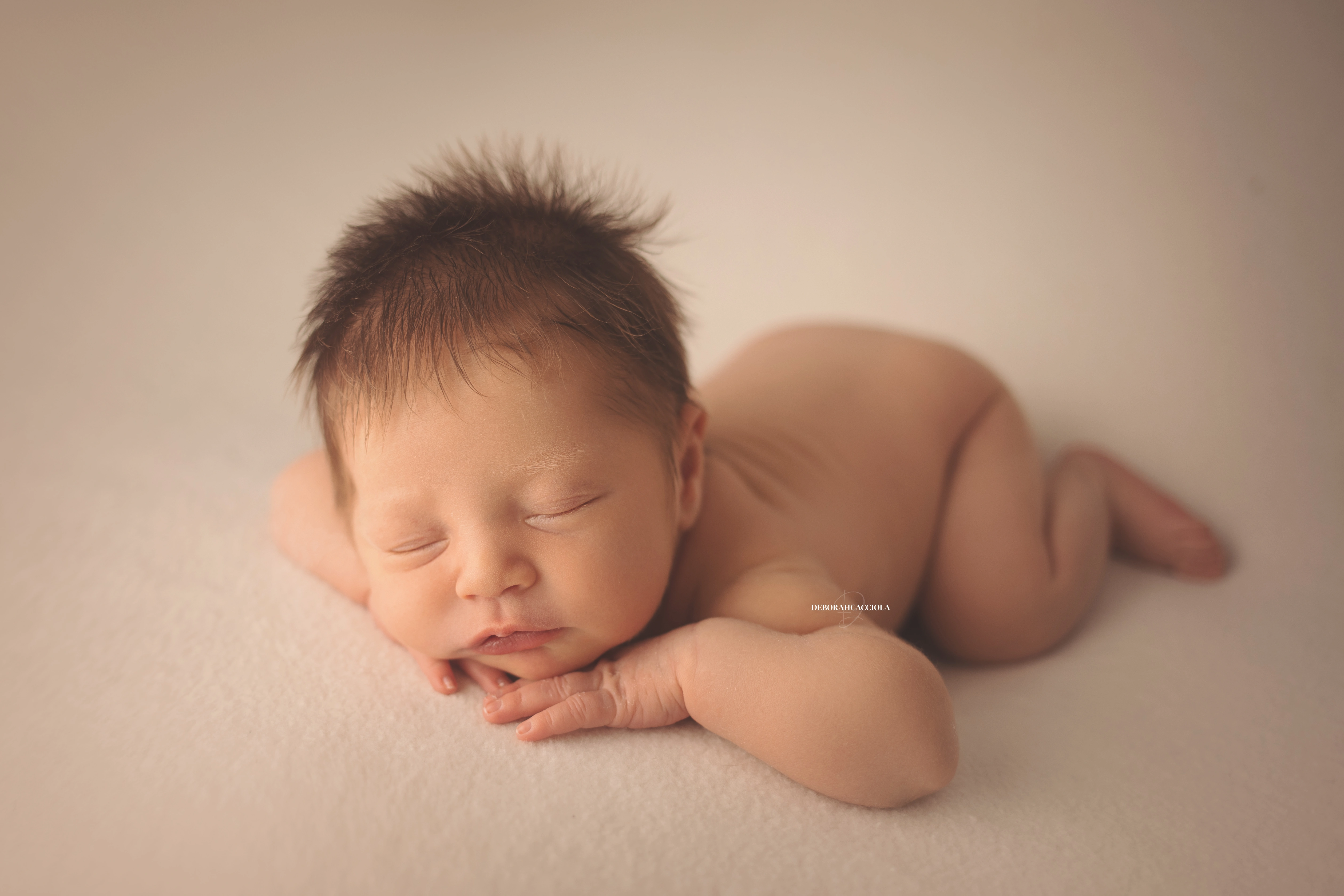 Photo nouveau-né à Orléans, bébé dans ses premiers jours, composition large et naturelle, rendu naturel