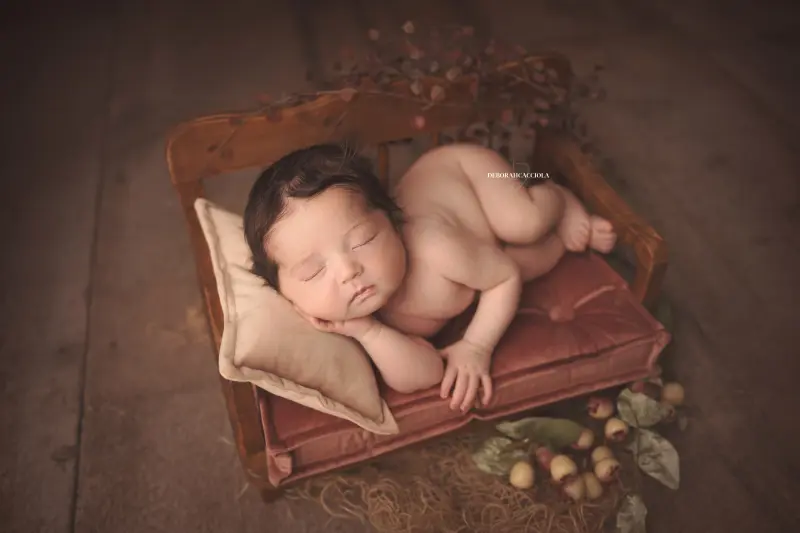 Photo nouveau-né à Orléans, bébé dans ses premiers jours, composition large et naturelle, couleurs équilibrées