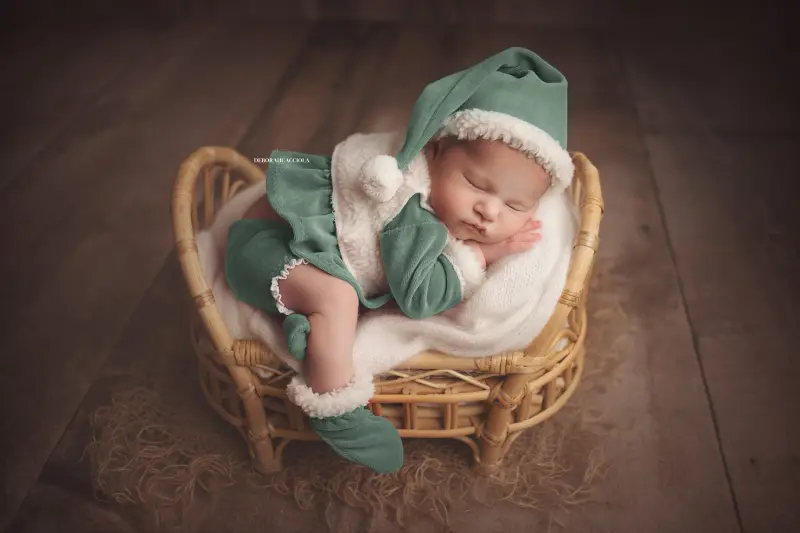 Séance bébé en studio à Orléans : portrait délicat de bébé, cadrage horizontal équilibré, rendu naturel