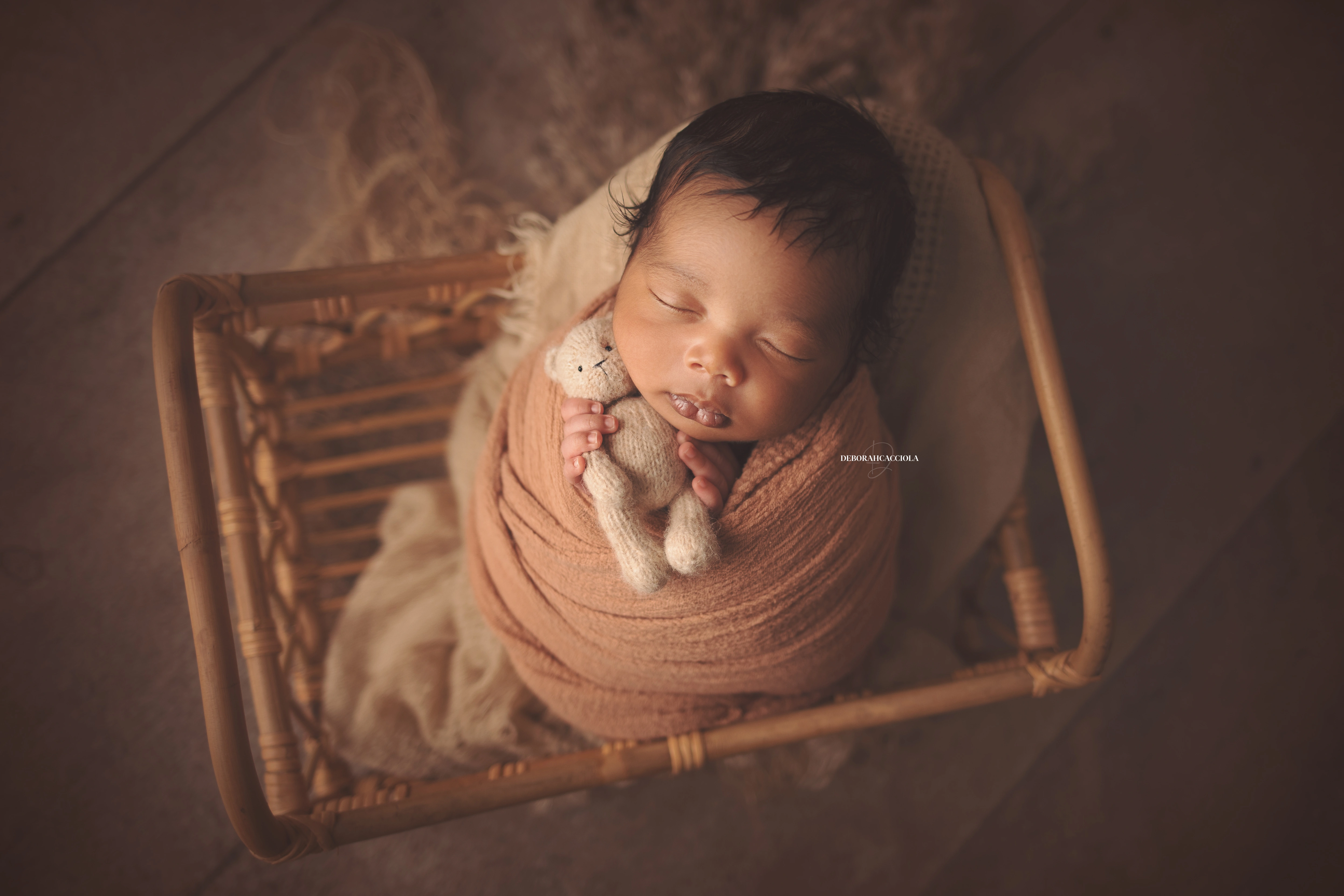 Photo nouveau-né studio Orléans : portrait délicat de bébé, cadrage horizontal équilibré, couleurs douces