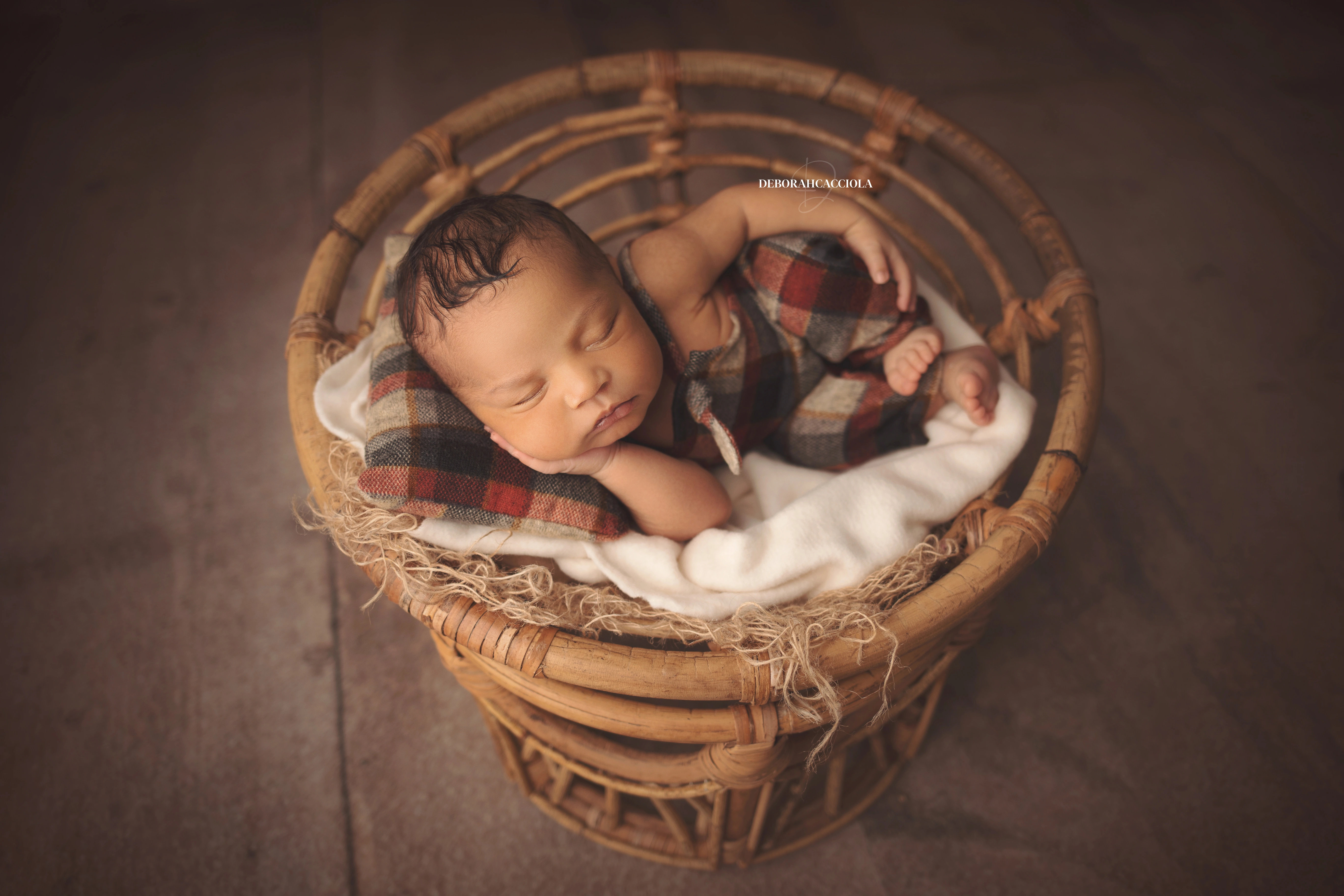 Portrait nouveau-né à Orléans : instant tendre avec bébé, plan large harmonieux, couleurs douces