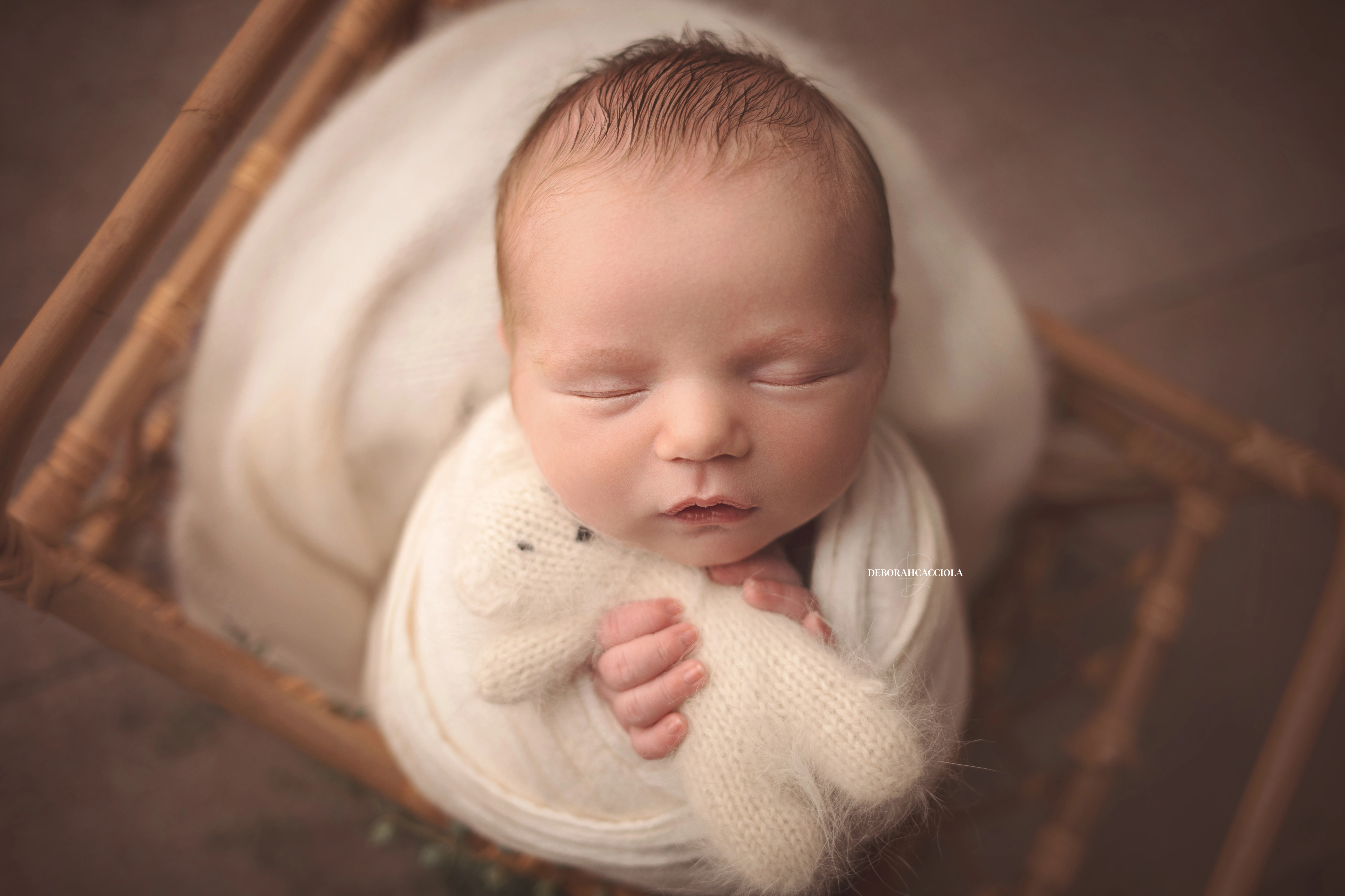 Photo nouveau-né à Orléans, instant tendre avec bébé, plan large harmonieux, couleurs équilibrées
