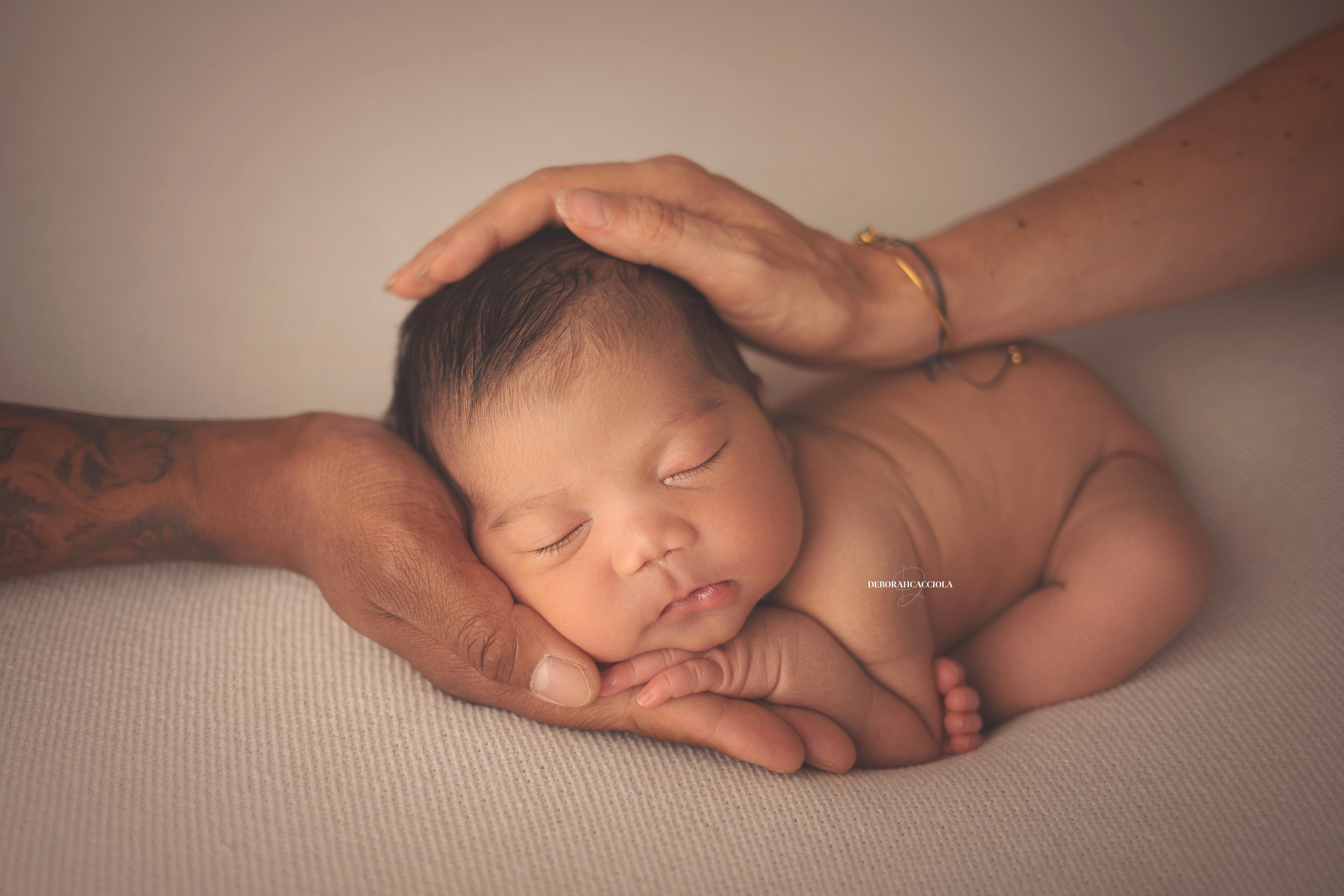 Photo nouveau-né studio Orléans : portrait délicat de bébé, cadrage horizontal équilibré, rendu naturel