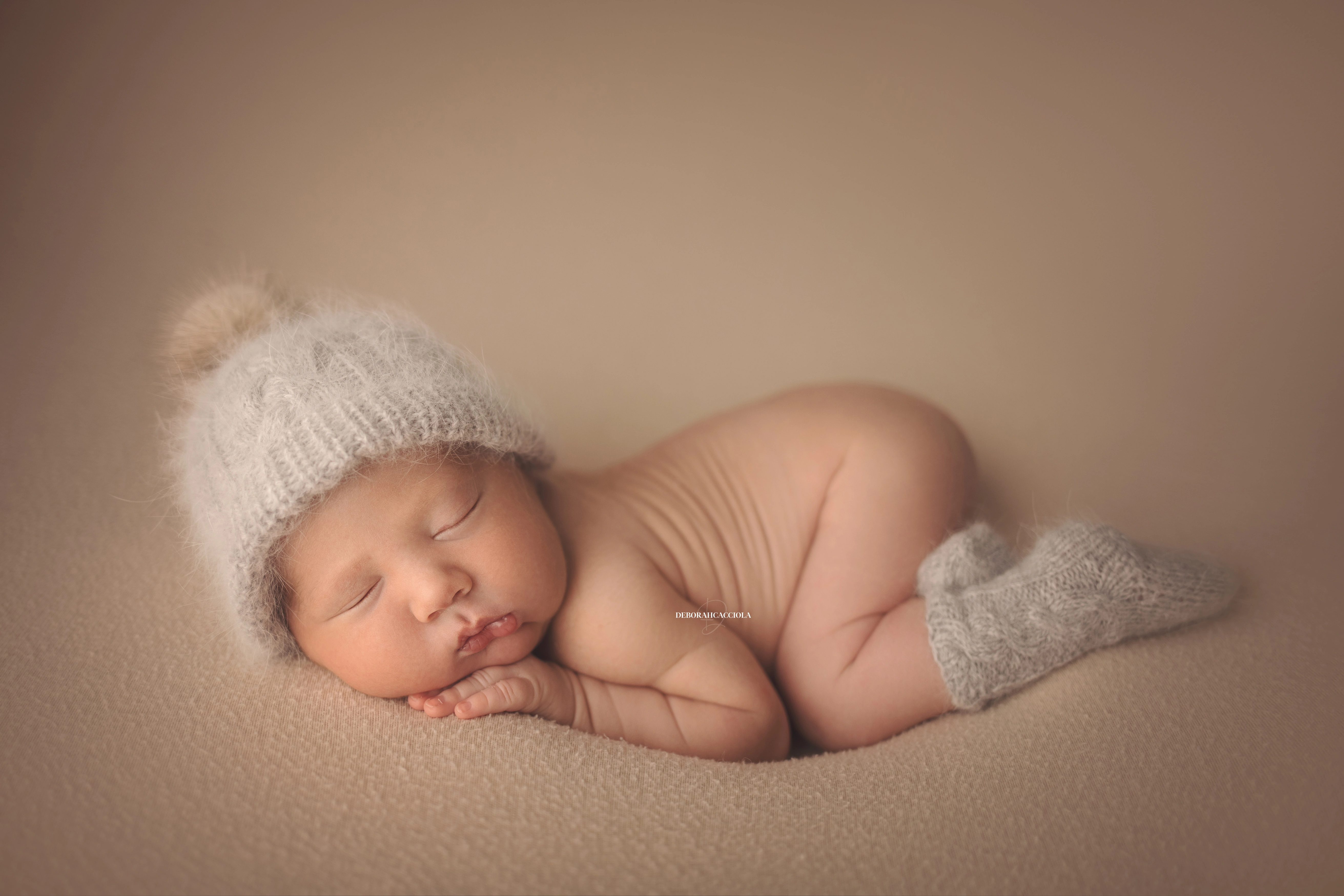 Séance bébé à Orléans - bébé dans ses premiers jours, composition large et naturelle, tonalités naturelles
