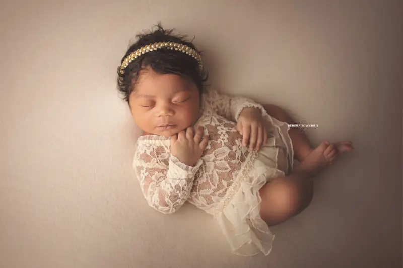 Portrait nouveau-né Orléans : nouveau-né en studio, scène panoramique douce, couleurs équilibrées