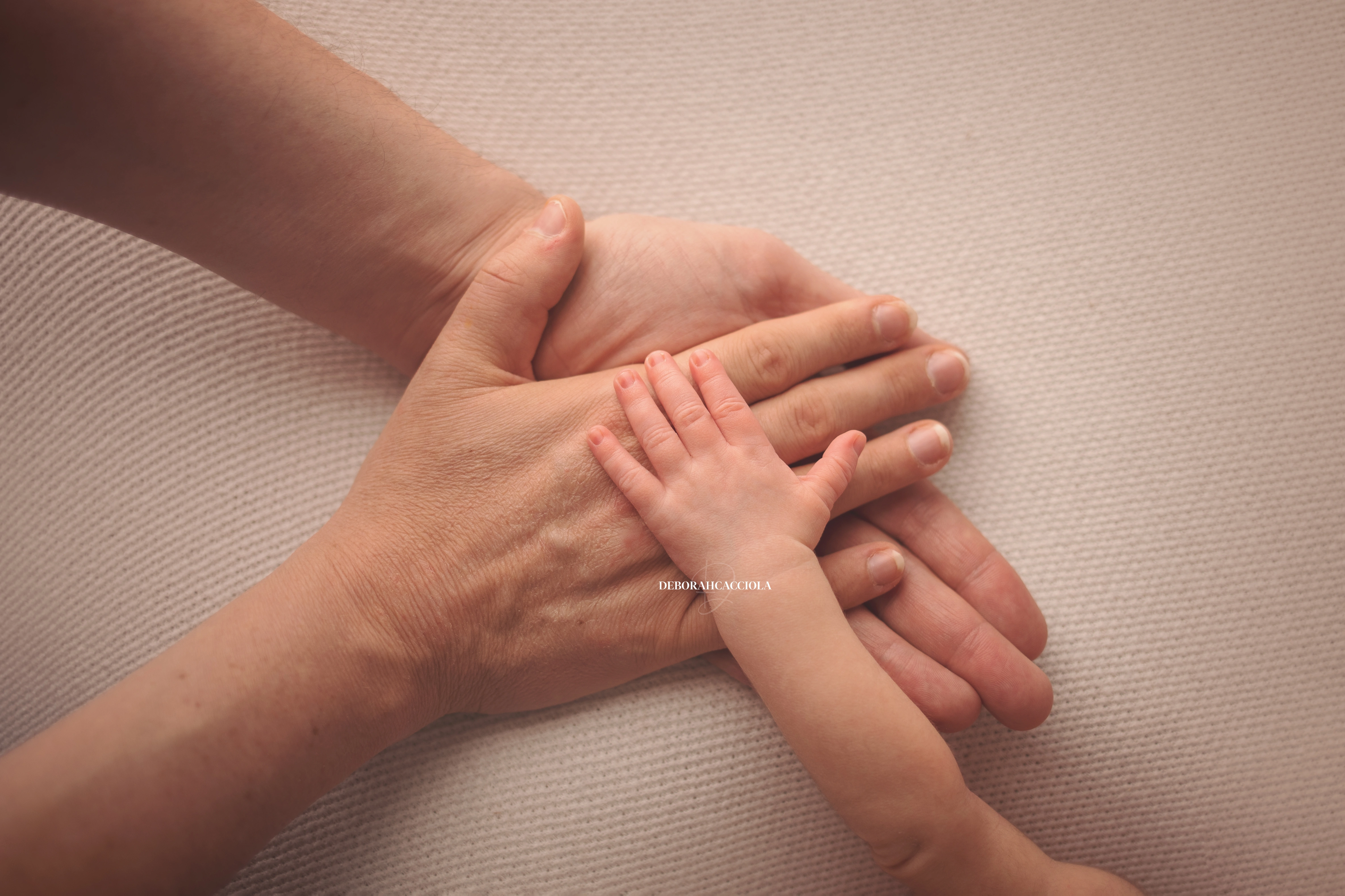 Photo nouveau-né à Orléans, bébé dans ses premiers jours, composition large et naturelle, tonalités naturelles