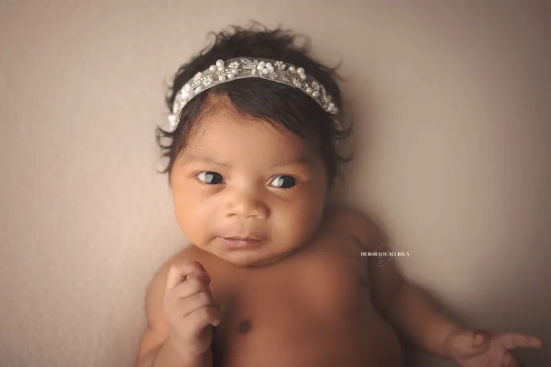 Séance bébé en studio à Orléans : nouveau-né en studio, scène panoramique douce, rendu naturel