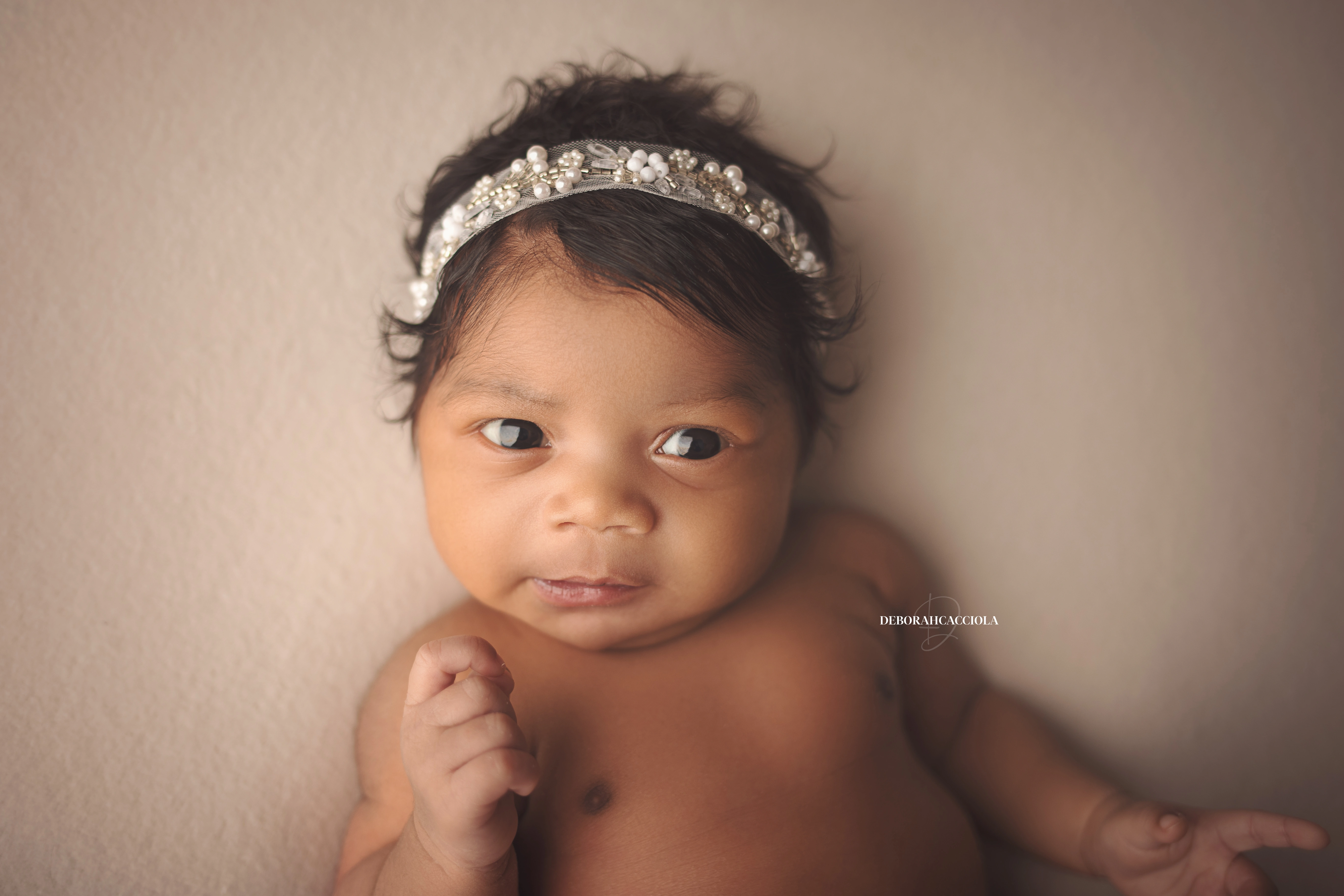 Séance bébé en studio à Orléans : nouveau-né en studio, scène panoramique douce, rendu naturel