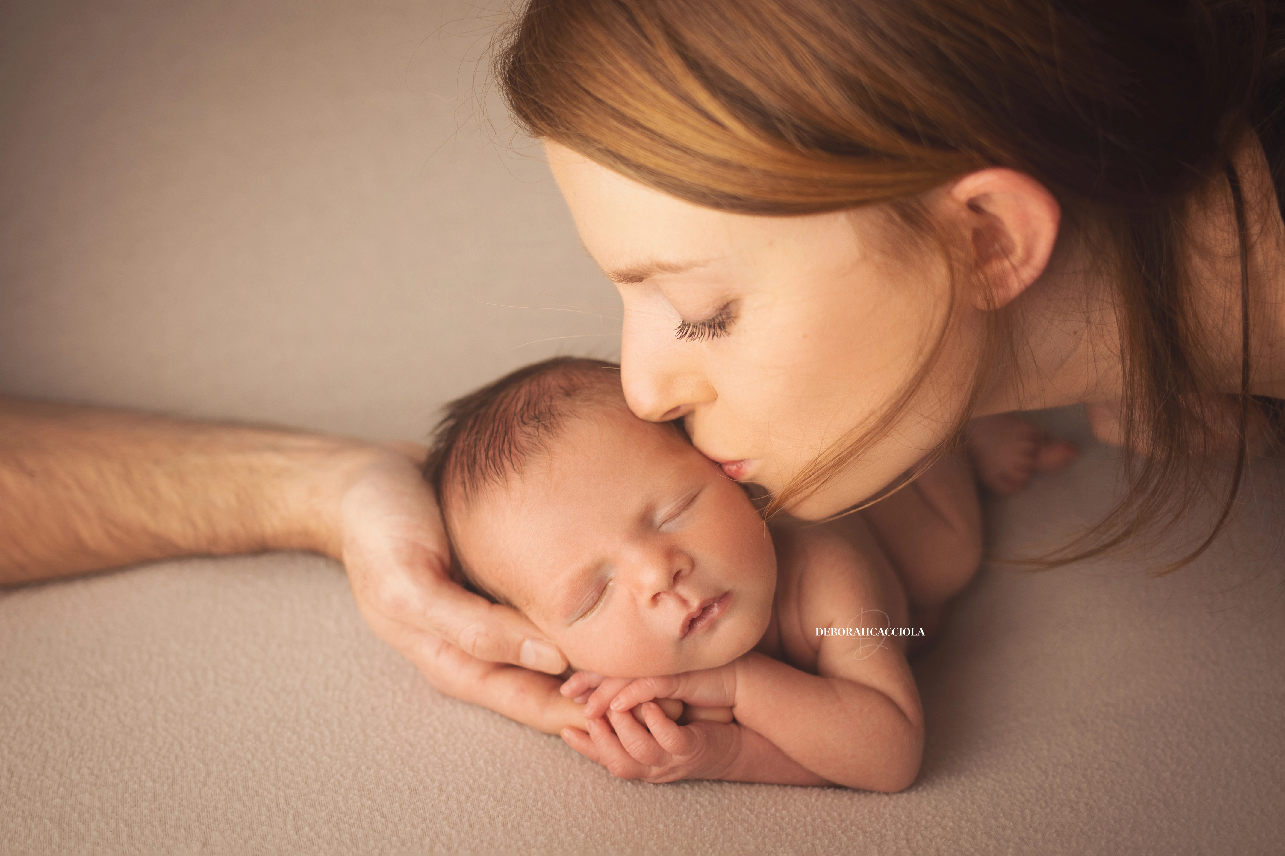Séance bébé à Orléans - bébé dans ses premiers jours, composition large et naturelle, tonalités naturelles