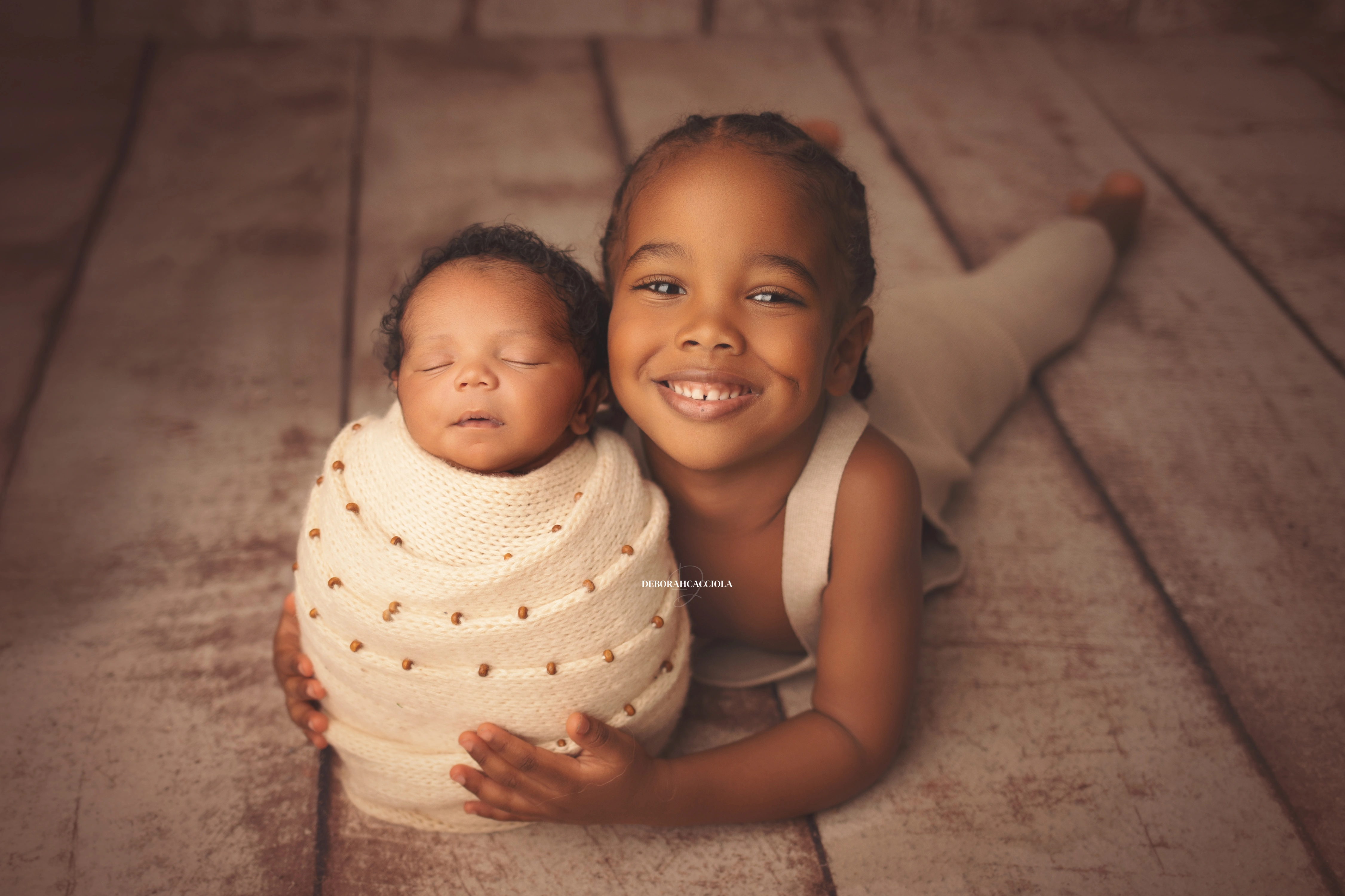 Séance bébé en studio à Orléans : portrait délicat de bébé, cadrage horizontal équilibré, couleurs douces