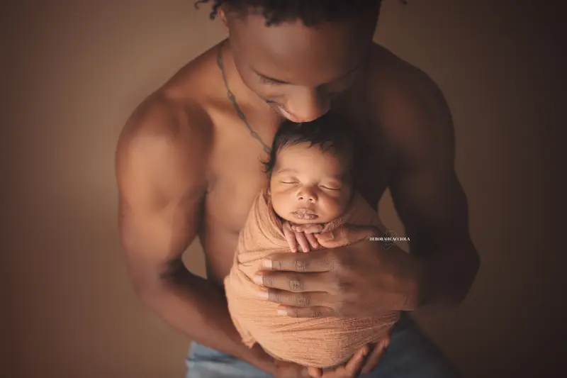 Séance bébé à Orléans - instant tendre avec bébé, plan large harmonieux, couleurs douces