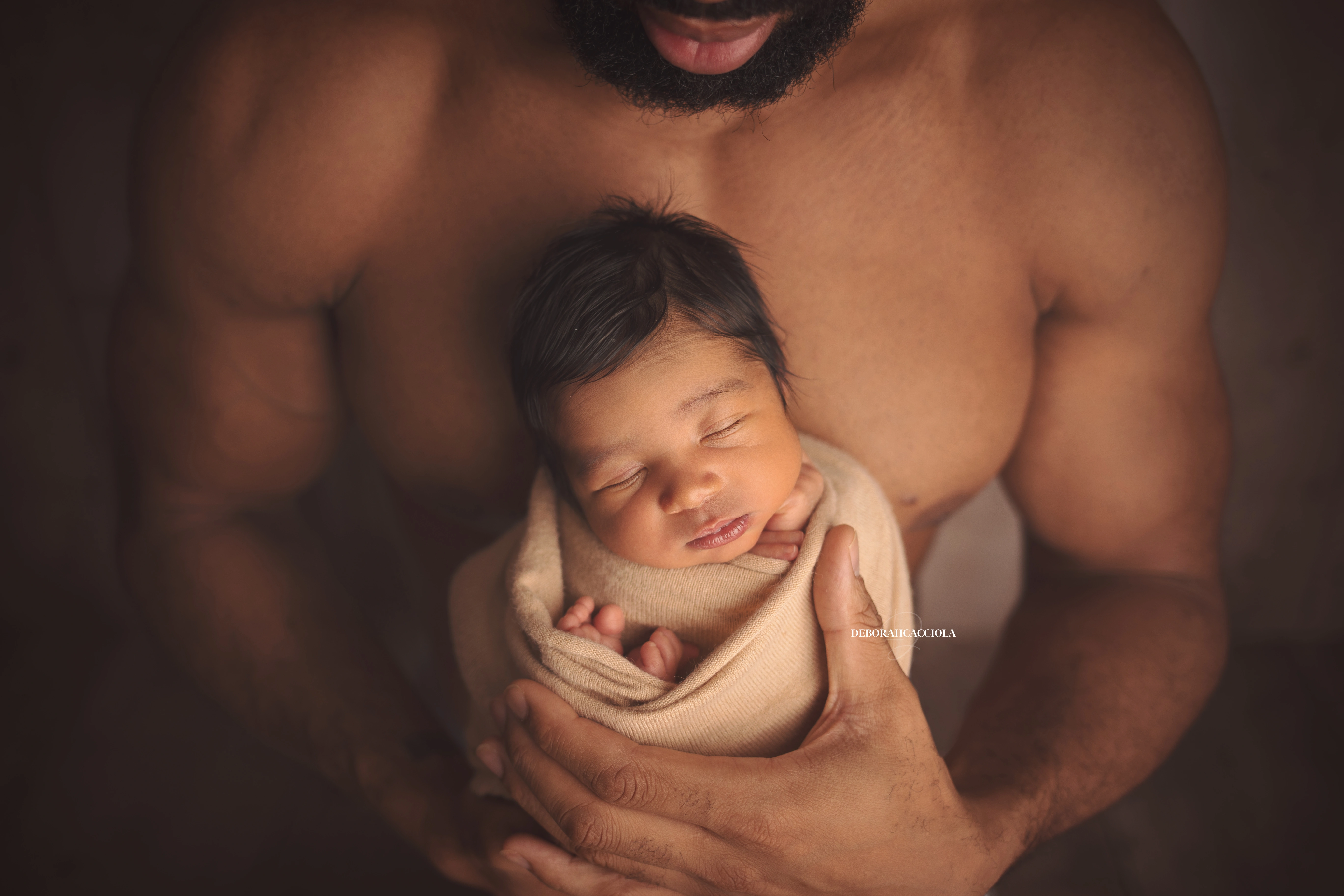 Photo nouveau-né à Orléans, instant tendre avec bébé, plan large harmonieux, rendu naturel