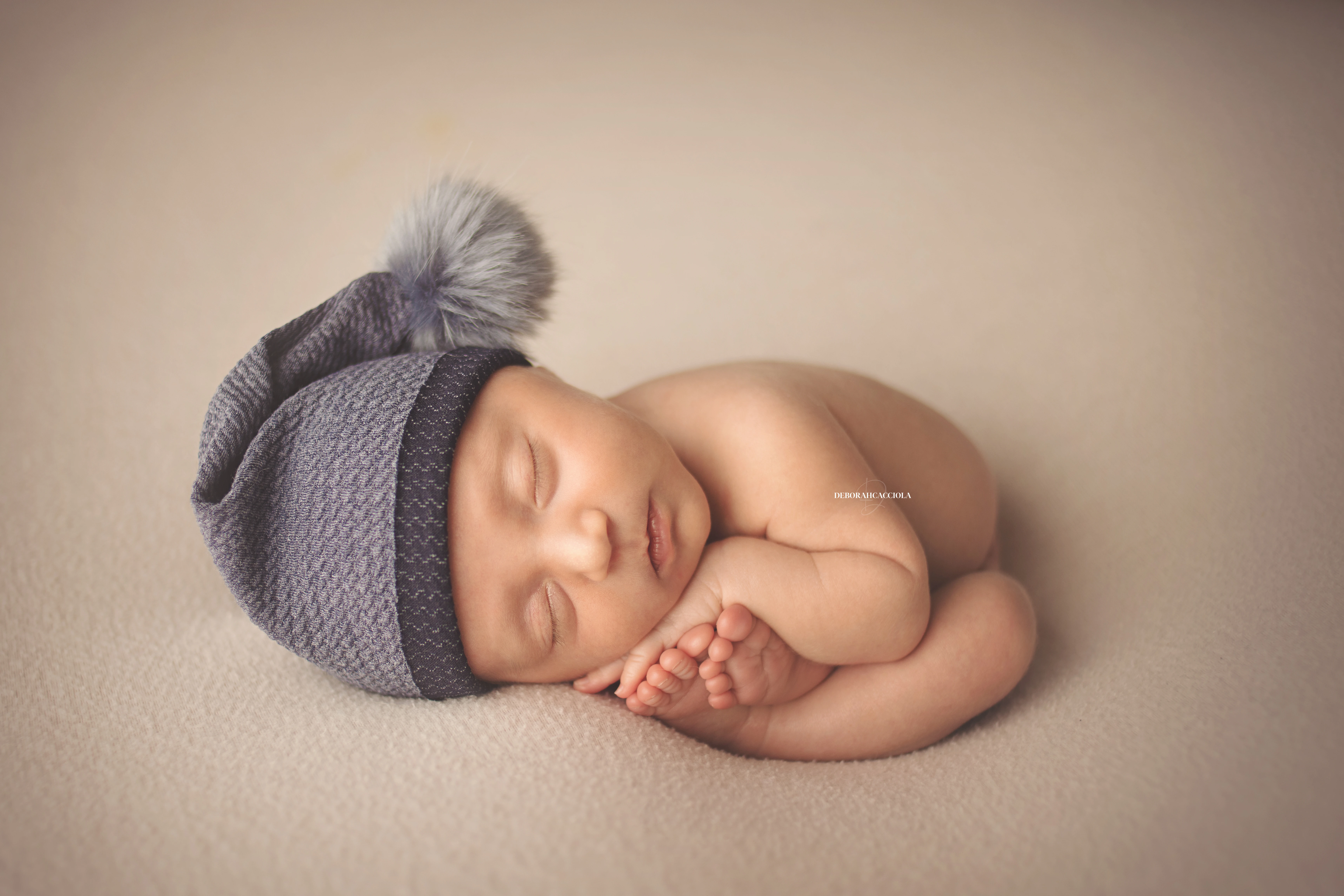 Séance bébé en studio à Orléans : nouveau-né en studio, scène panoramique douce, couleurs douces