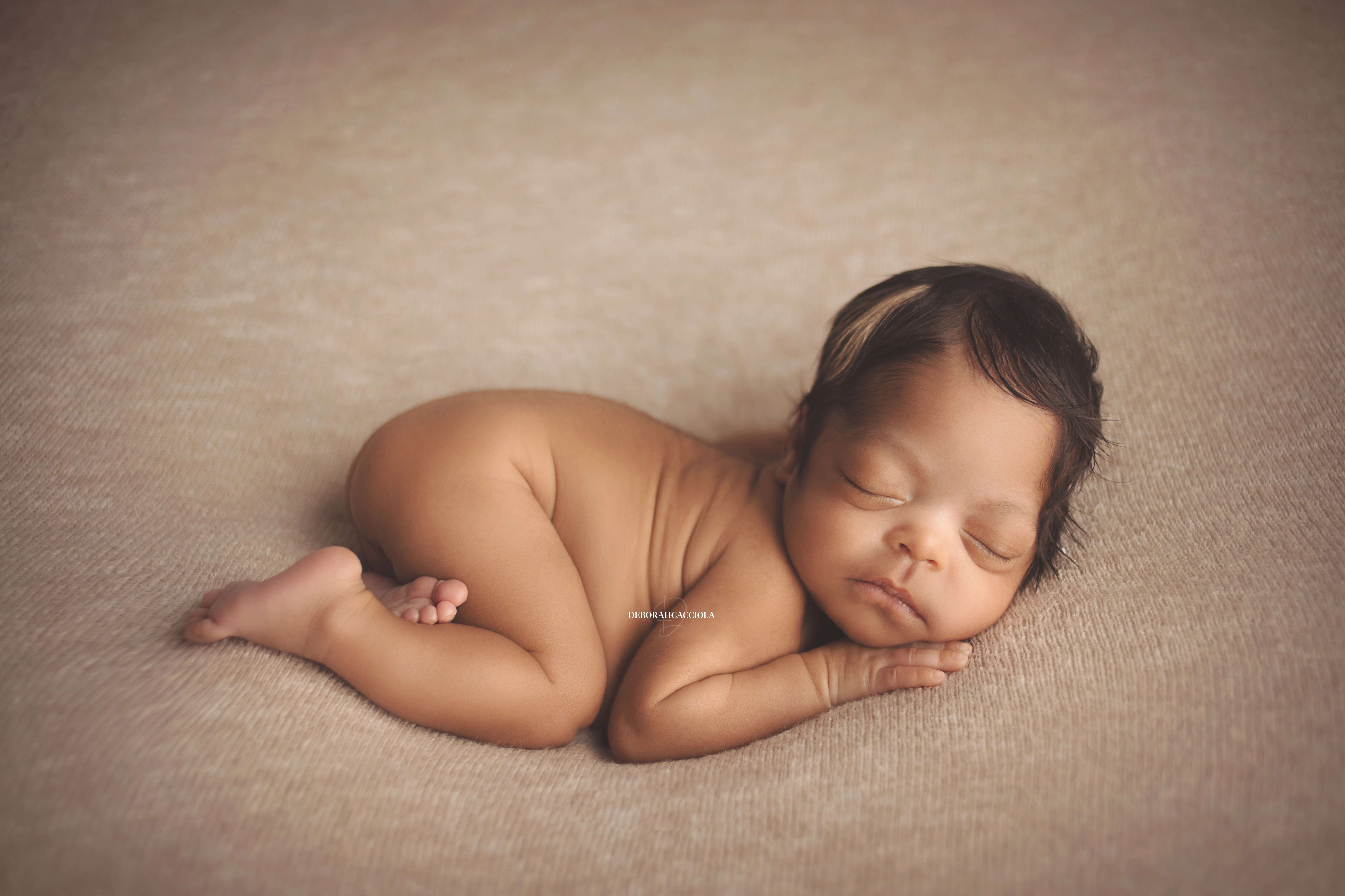 Séance bébé en studio à Orléans : portrait délicat de bébé, cadrage horizontal équilibré, rendu naturel