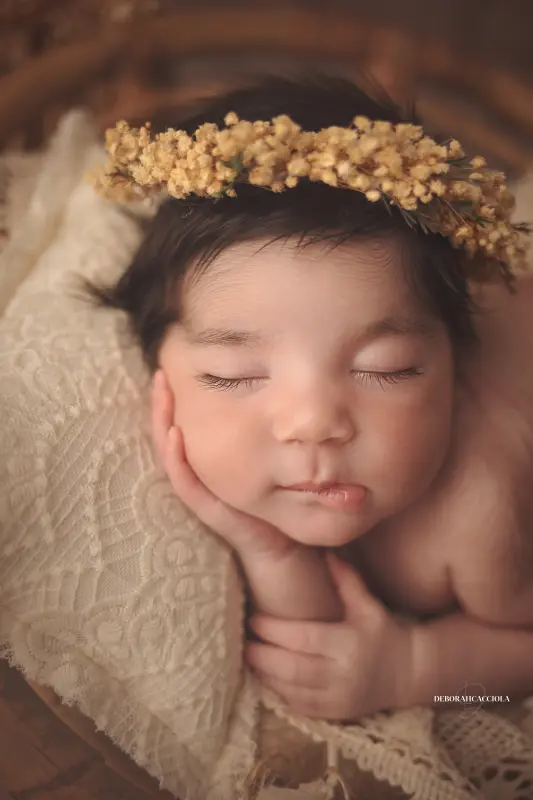 Photo nouveau-né à Orléans, bébé dans ses premiers jours, plan vertical naturel, couleurs douces