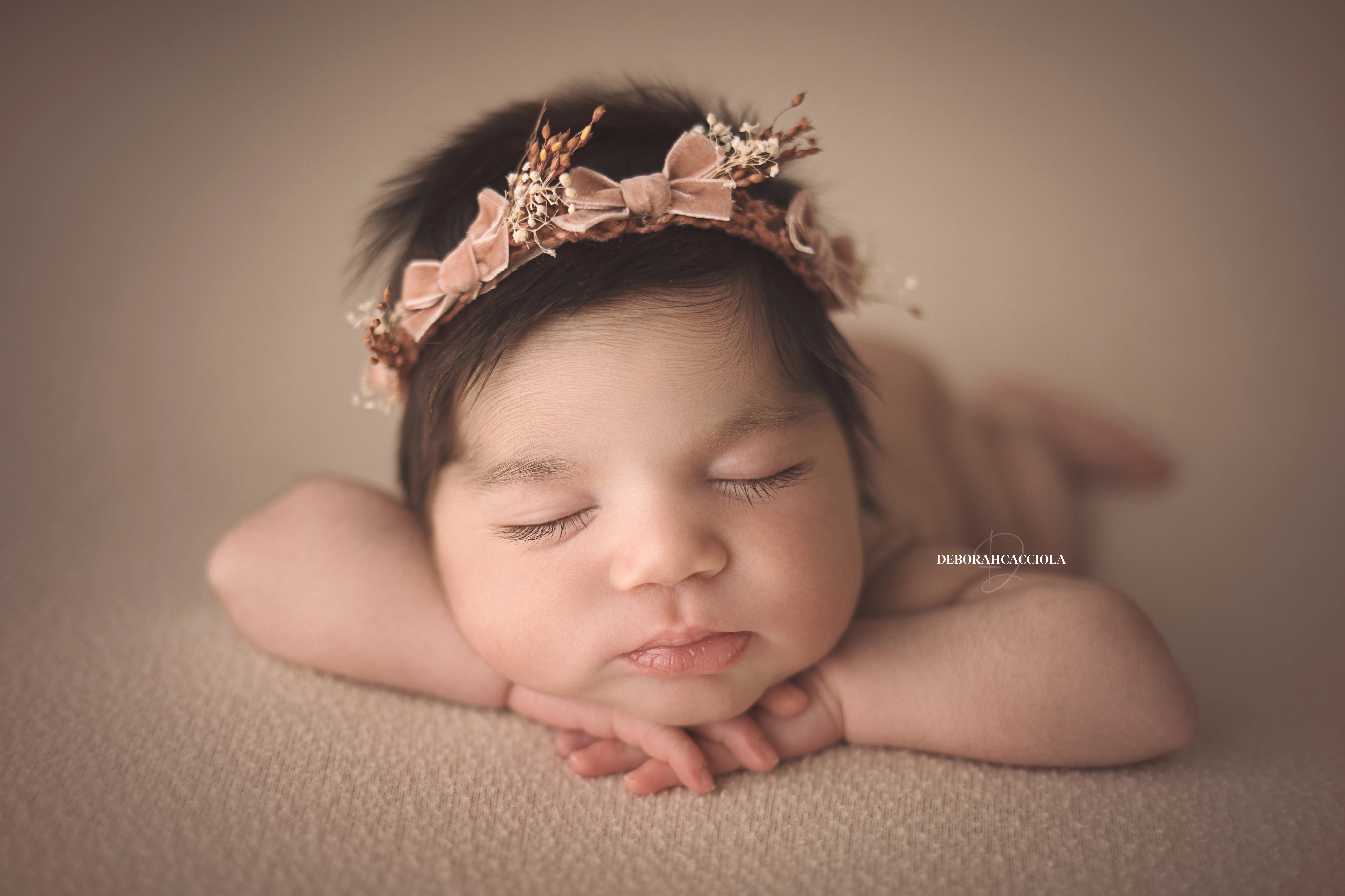 Photo nouveau-né studio Orléans : nouveau-né en studio, scène panoramique douce, palette claire