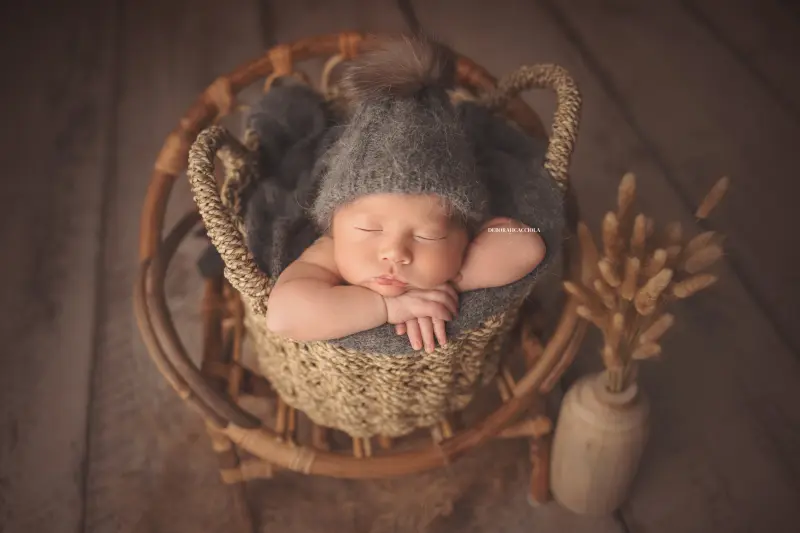 Portrait nouveau-né à Orléans : instant tendre avec bébé, plan large harmonieux, palette claire