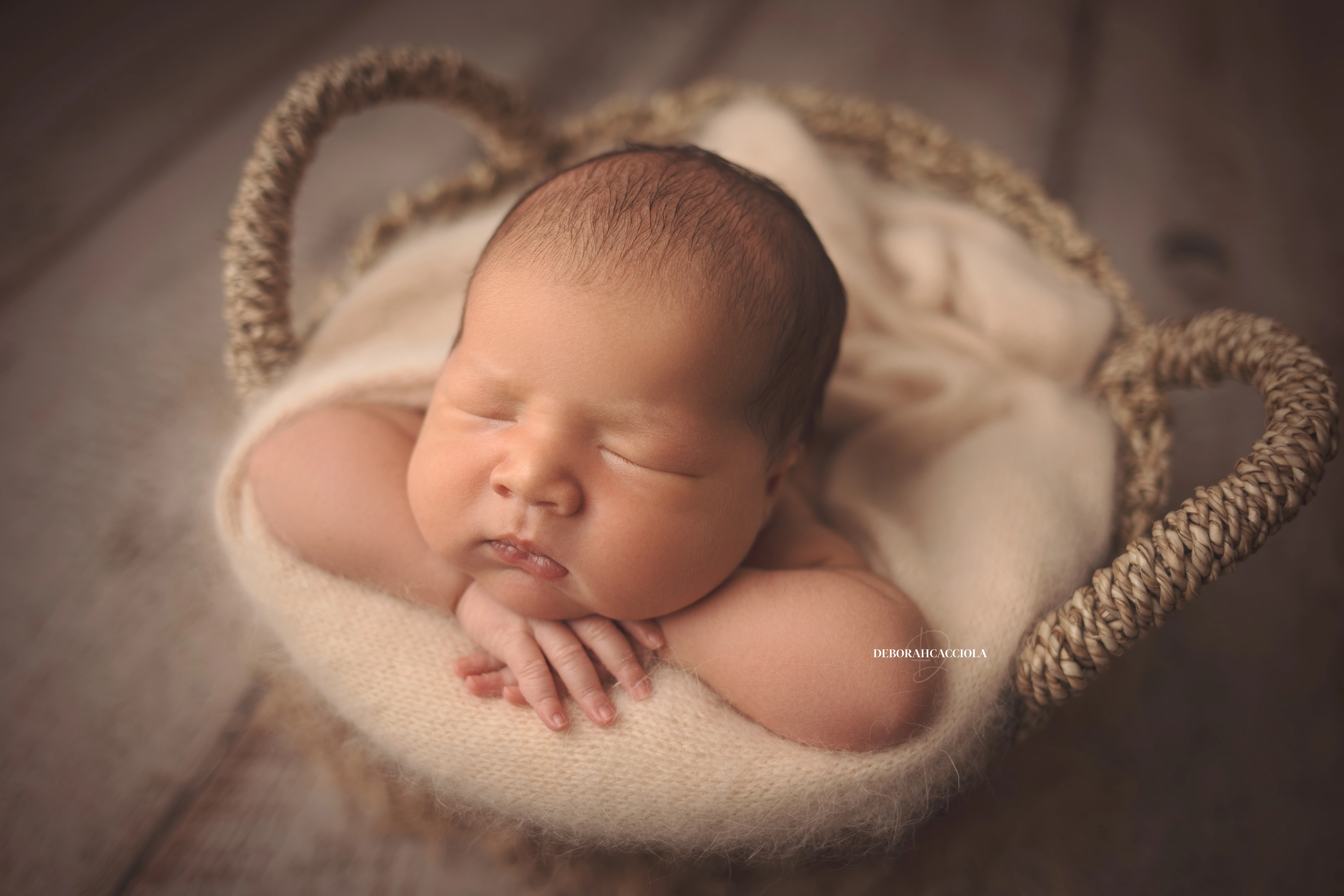 Portrait nouveau-né Orléans : nouveau-né en studio, scène panoramique douce, rendu naturel