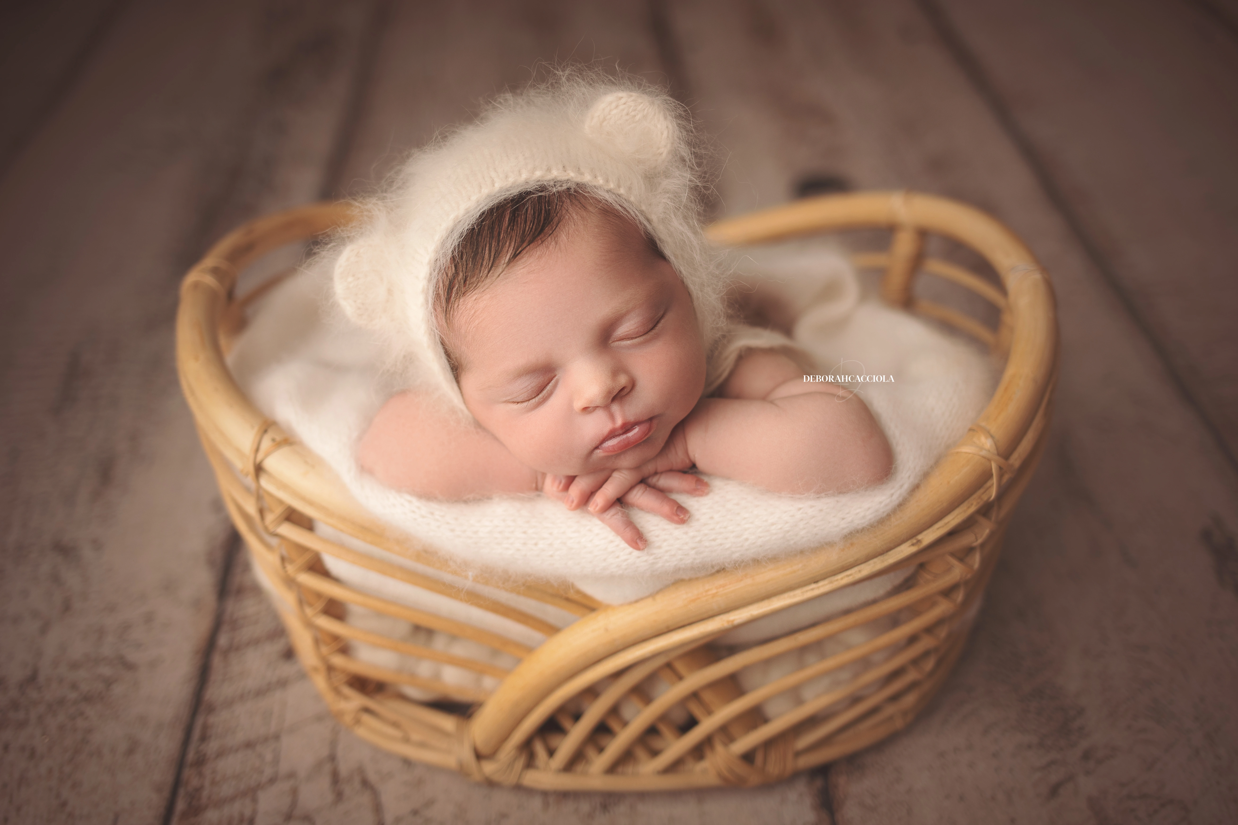 Séance bébé en studio à Orléans : portrait délicat de bébé, cadrage horizontal équilibré, couleurs équilibrées