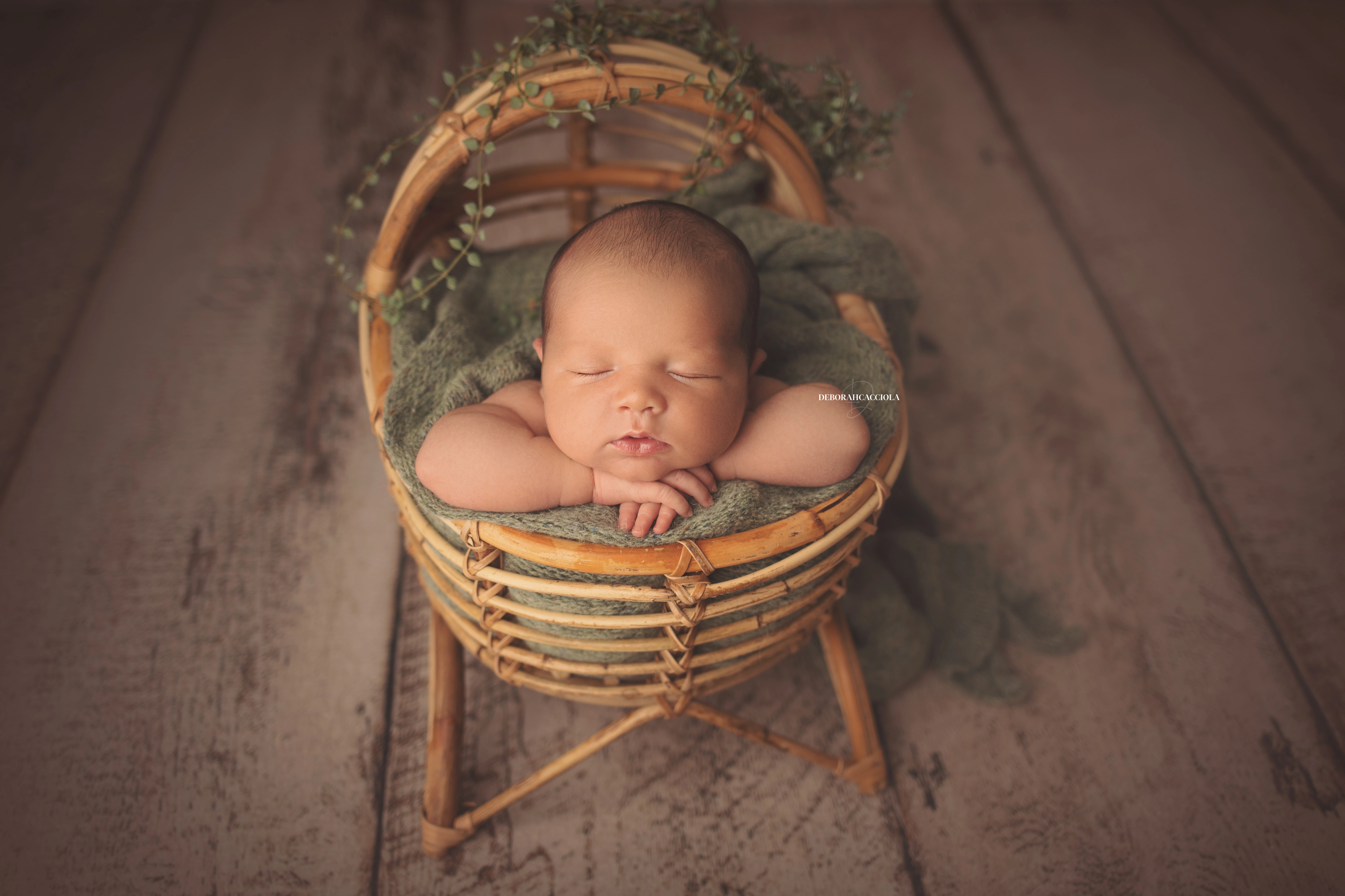 Séance bébé en studio à Orléans : portrait délicat de bébé, cadrage horizontal équilibré, couleurs équilibrées