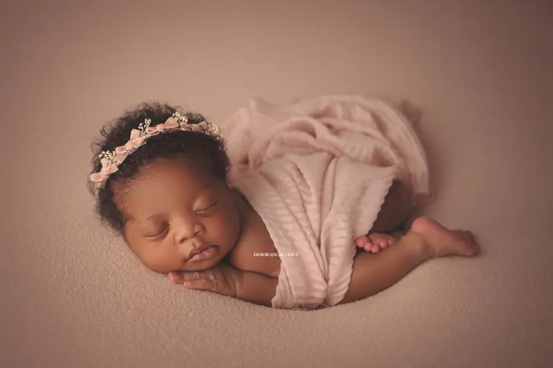 Séance bébé à Orléans - bébé dans ses premiers jours, composition large et naturelle, rendu naturel