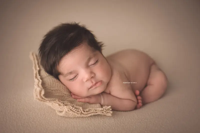 Photo nouveau-né studio Orléans : nouveau-né en studio, scène panoramique douce, palette claire