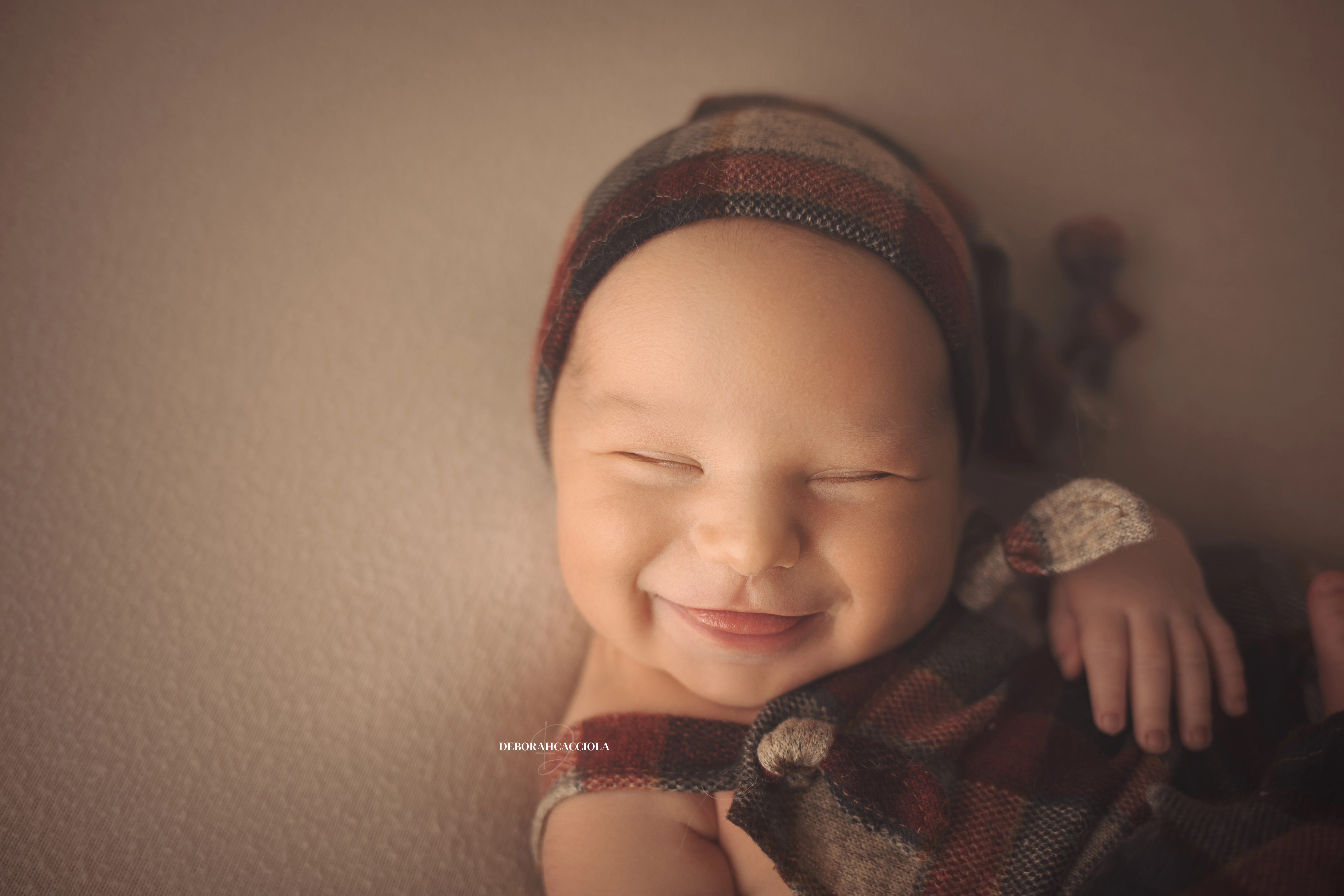 Photo nouveau-né à Orléans, instant tendre avec bébé, plan large harmonieux, rendu naturel